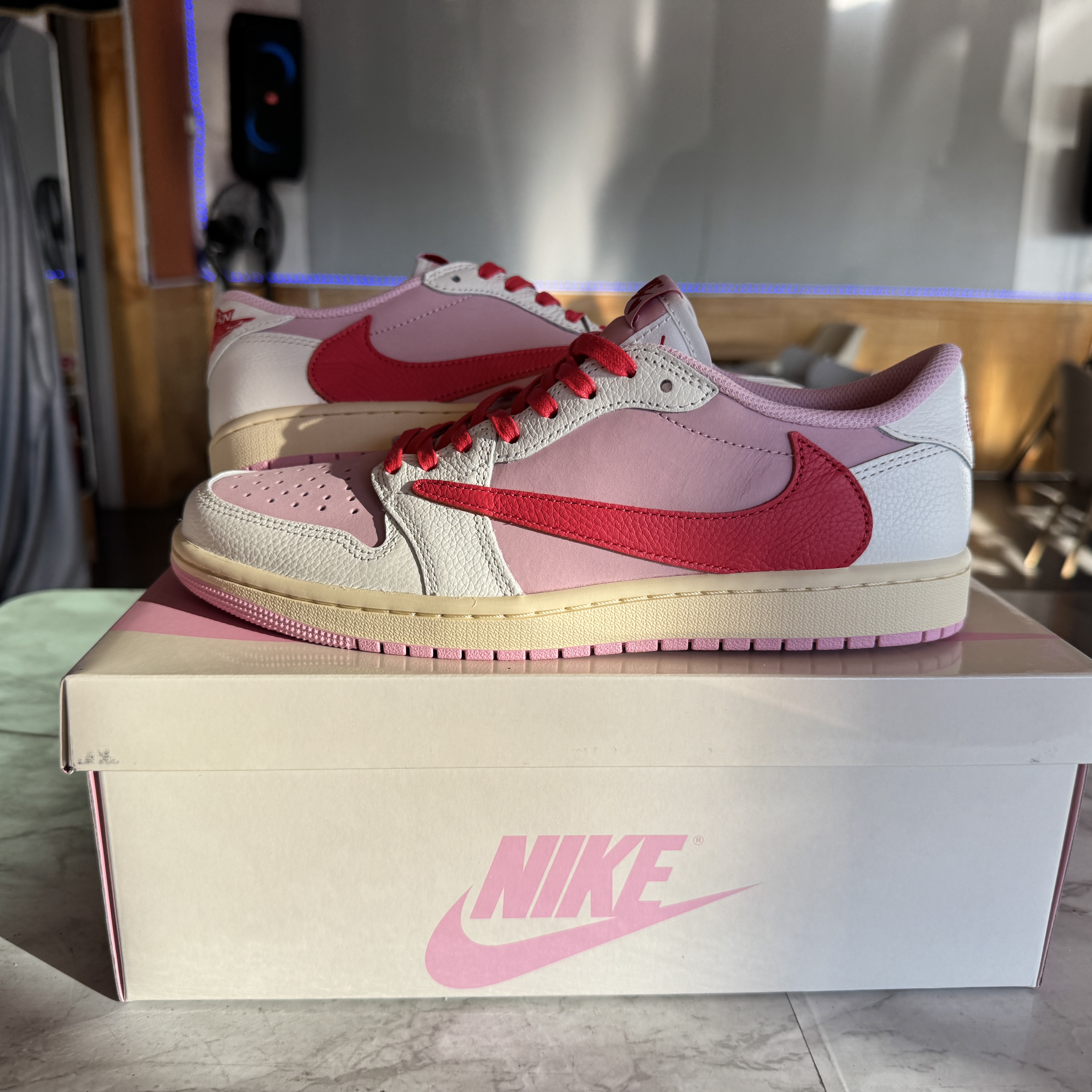 Jordan 1 x Travis Scott Retro Low OG SP Sail Tropical Pink 착용 스타일 - 4