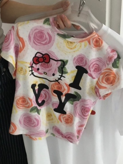 Open Yy x Hello Kitty Baby T-Shirt Pink, Crocs Classic Crush Sandal Peach 착용 스타일 - 2