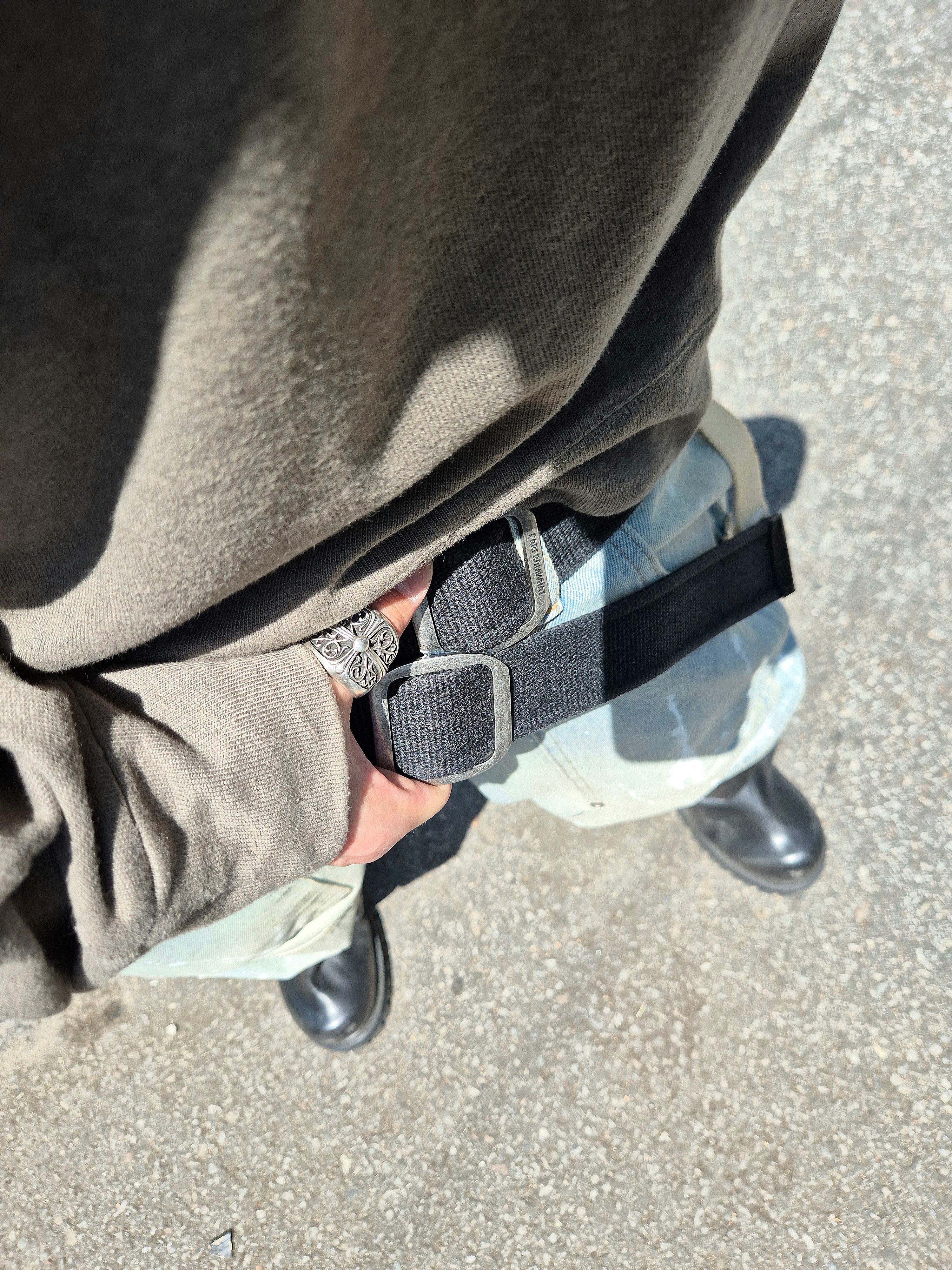 Farfromwhat Coated Double Buckle Woven Belt, Chrome Hearts CH Hollywood Trucker Hat Camo Black 착용 스타일 - 1