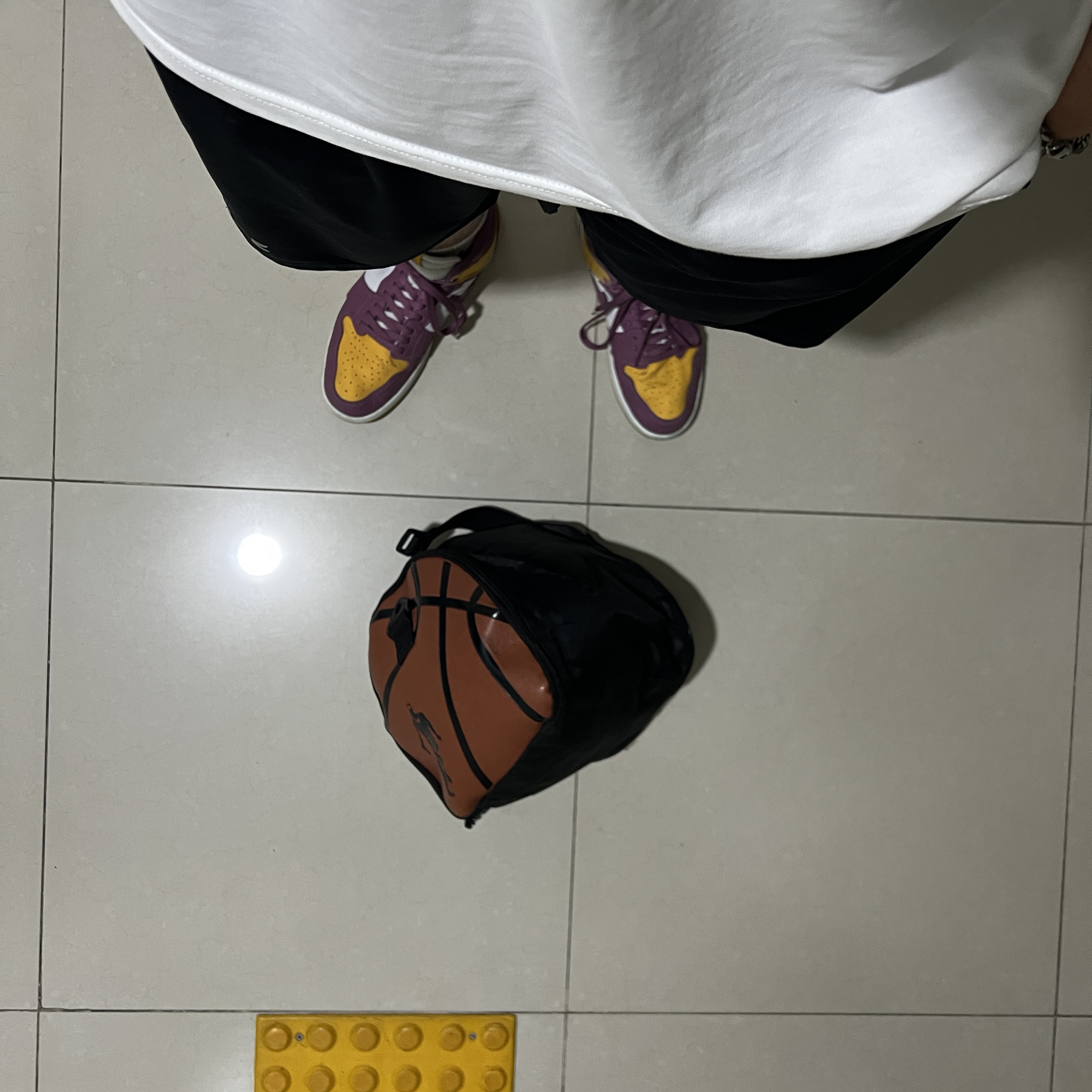 Jordan 1 Retro High OG University Gold Light Bordeaux 착용 스타일