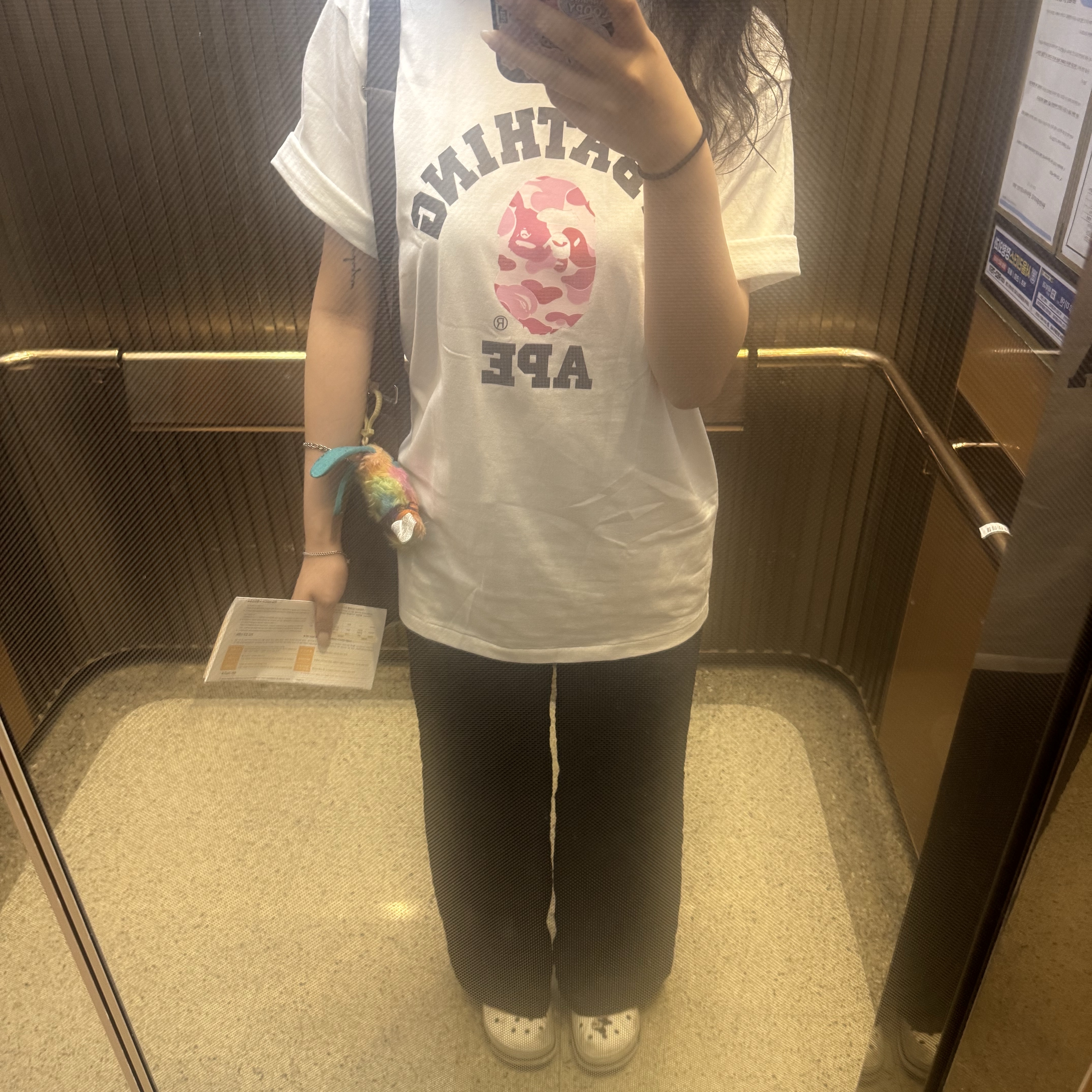BAPE ABC Camo College T-Shirt White Pink 착용 스타일 - 1