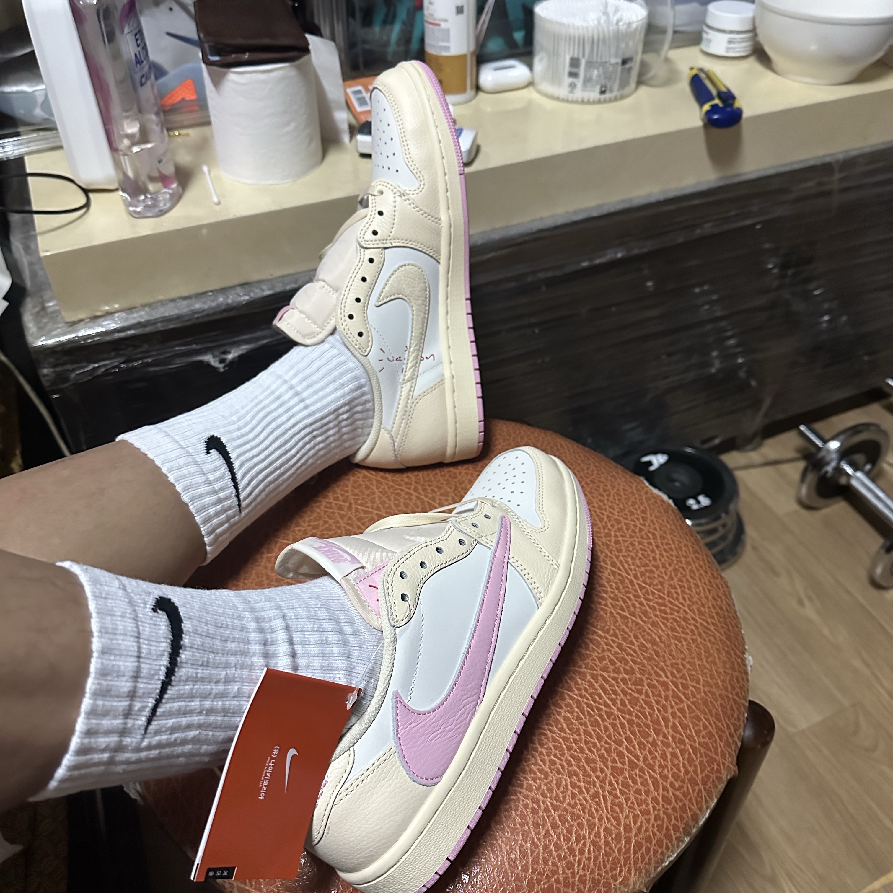 Jordan 1 x Travis Scott Retro Low OG SP Muslin Shy Pink 착용 스타일 - 4