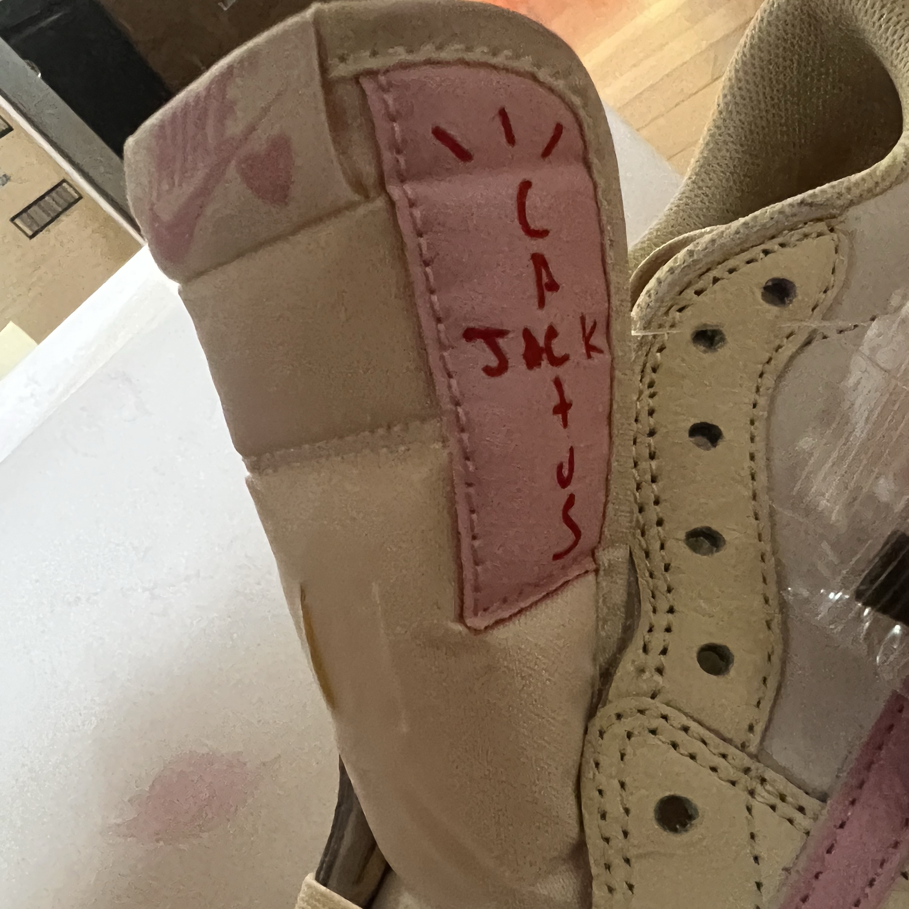Jordan 1 x Travis Scott Retro Low OG SP Muslin Shy Pink 착용 스타일 - 2