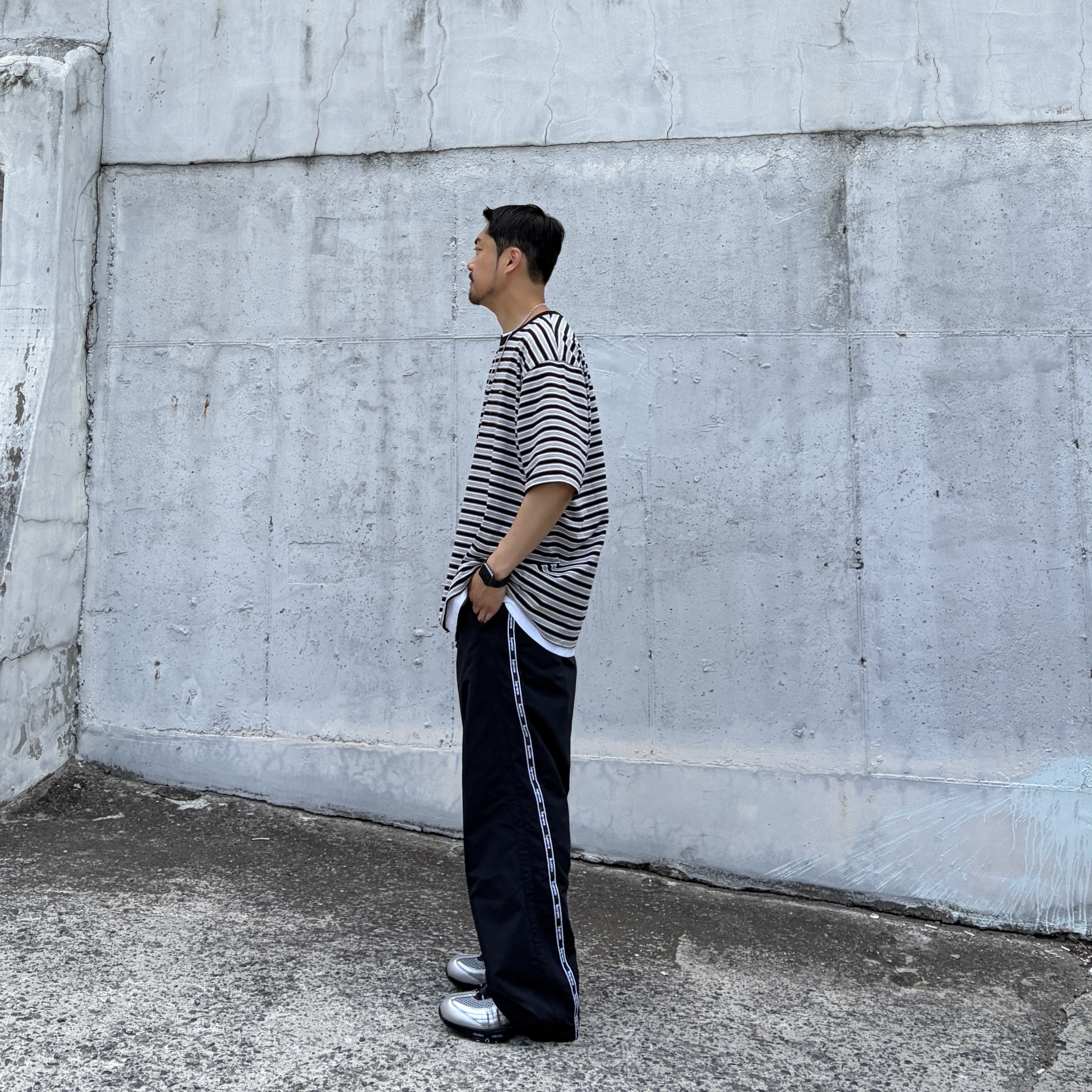 Stussy Beach Stripe T-Shirt Black, Supreme Logo Taping Track Pant Black - 26SS 착용 스타일