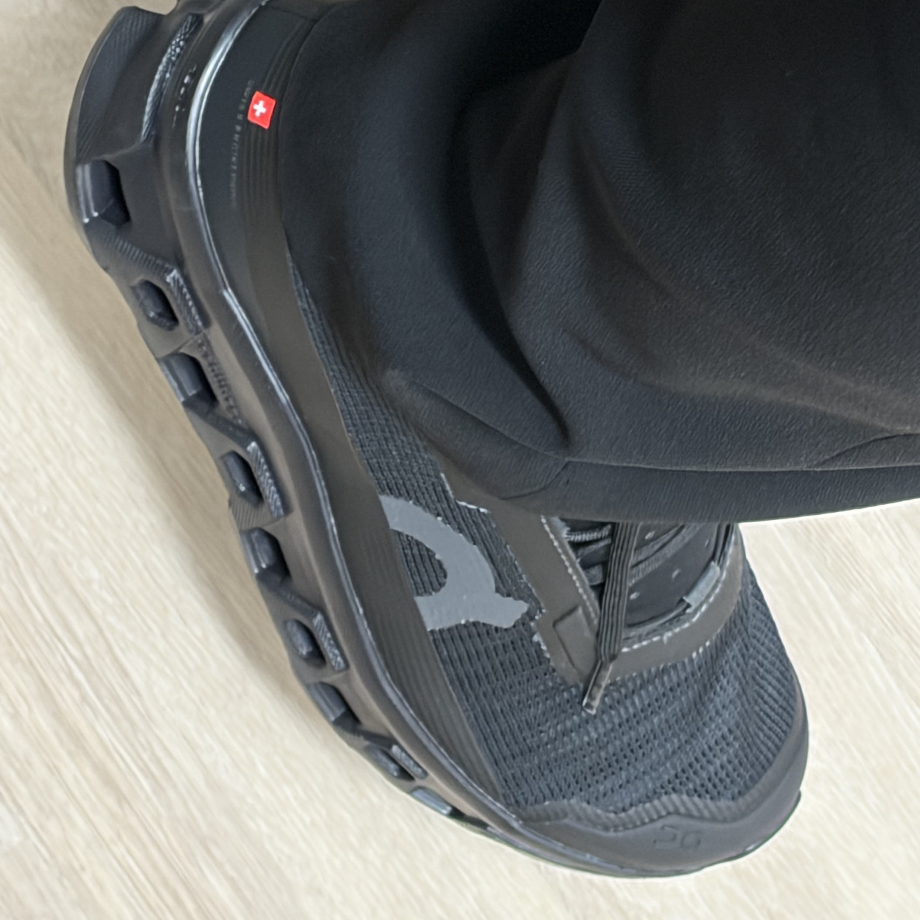 (W) On Running Cloudmonster Void Black 착용 스타일