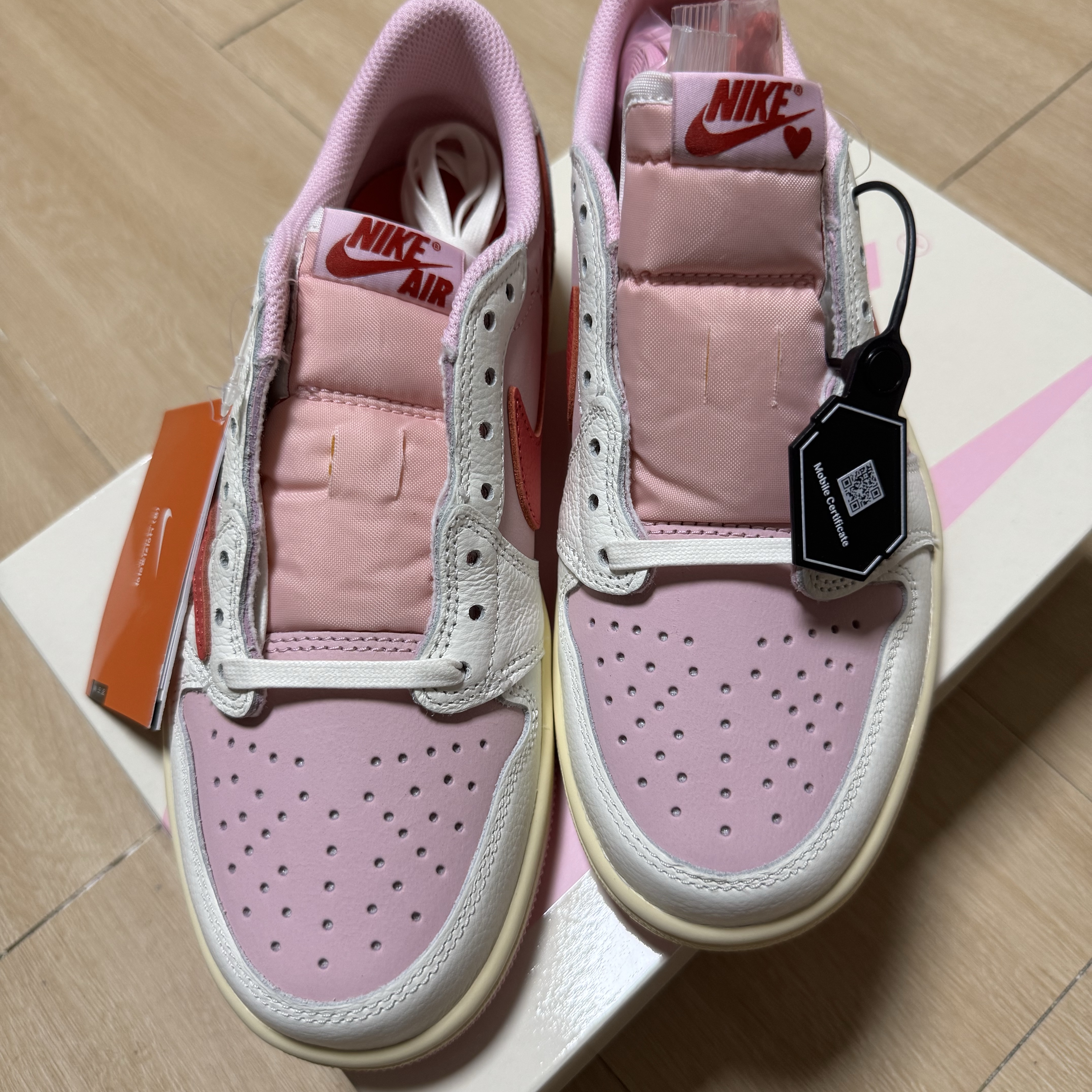 Jordan 1 x Travis Scott Retro Low OG SP Sail Tropical Pink 착용 스타일 - 1