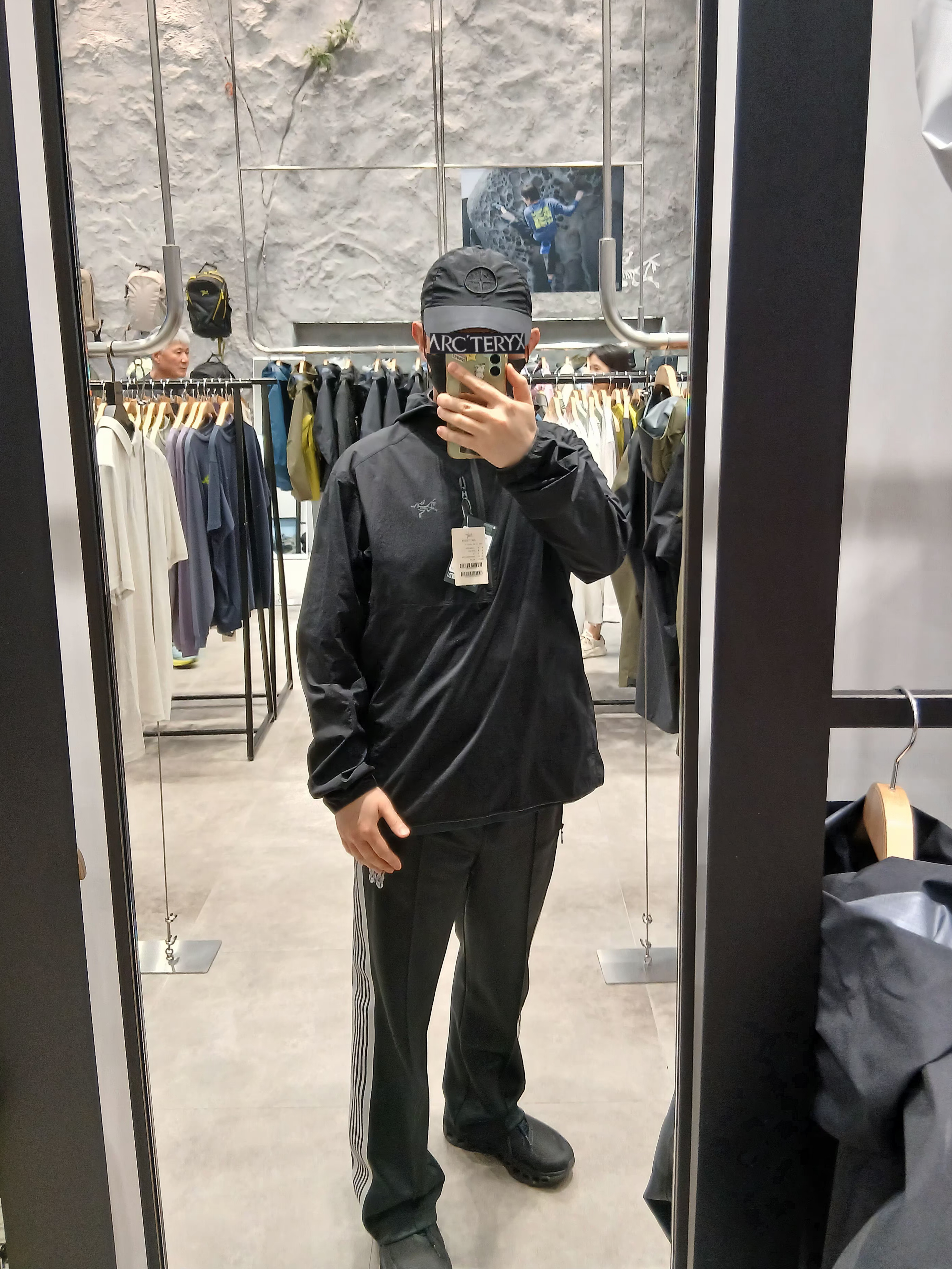 Stone Island 9100011 Nylon Metal in Econyl Baseball Cap with Drawcord Compass Embroidery Black, Needles Track Pant Poly Smooth Charcoal 착용 스타일 - 1