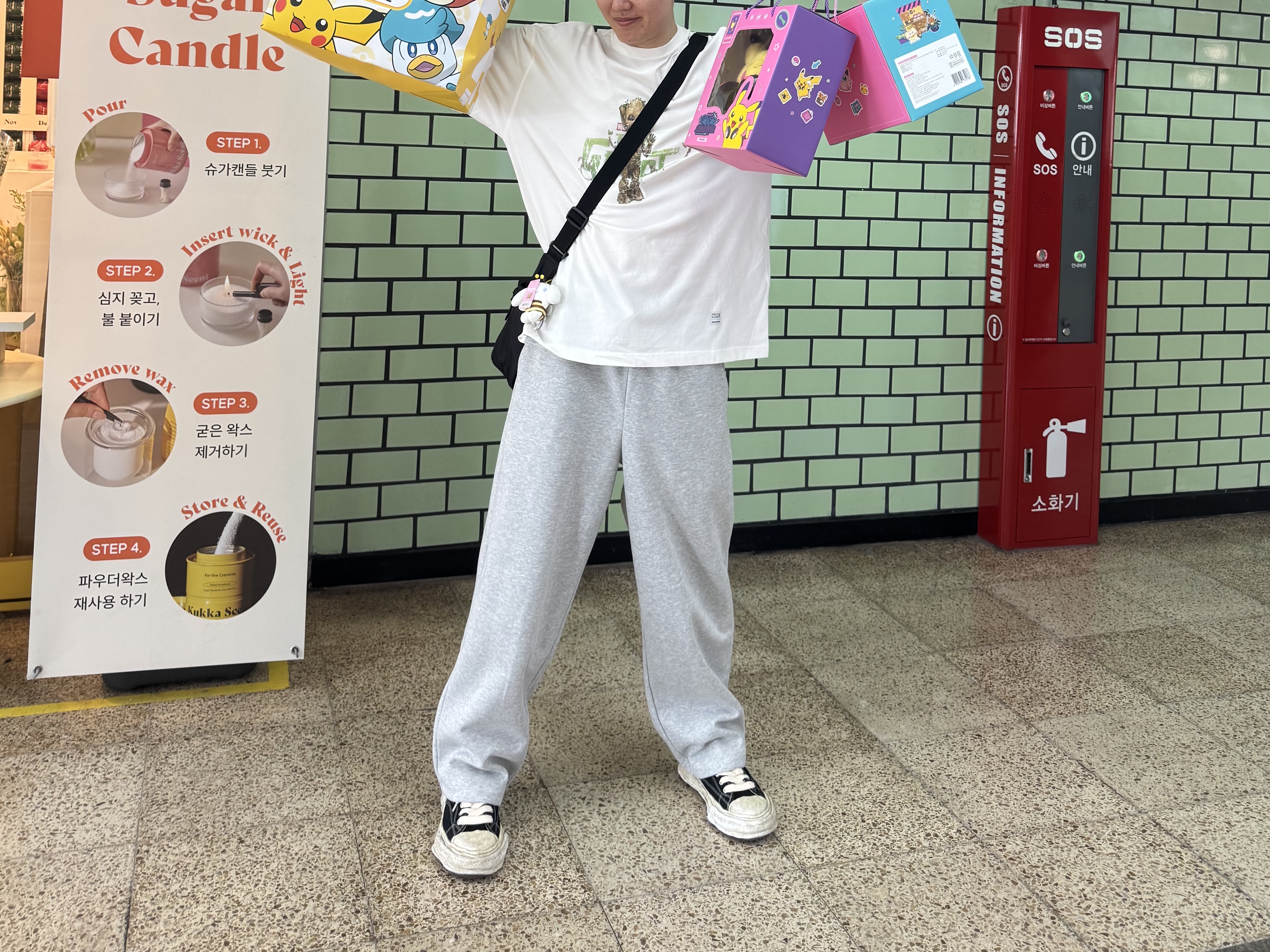 Ader Error x Disney Groot T-Shirt 01 Off White, Uniqlo C Sweat Wide Pants Gray 착용 스타일