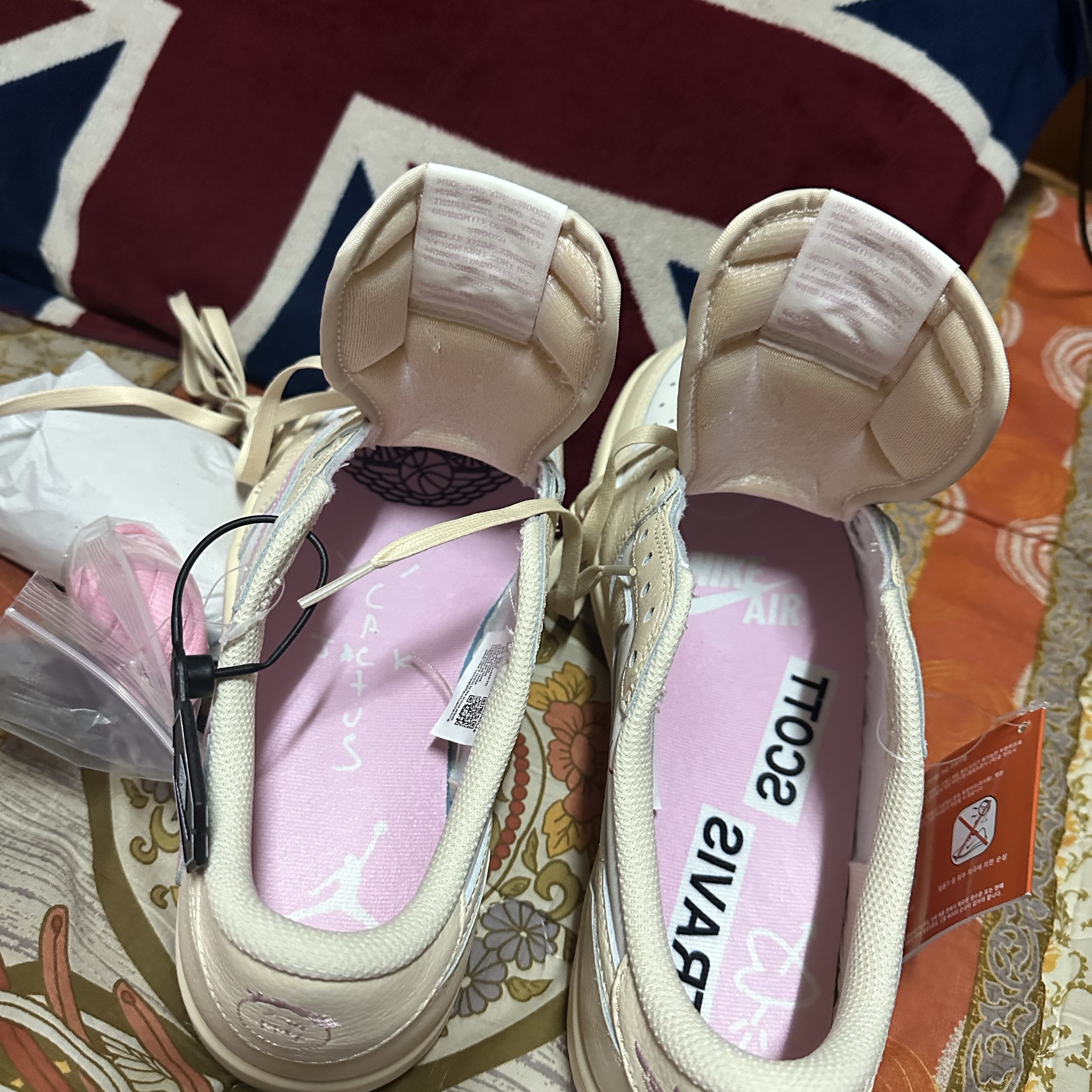 Jordan 1 x Travis Scott Retro Low OG SP Muslin Shy Pink 착용 스타일 - 7