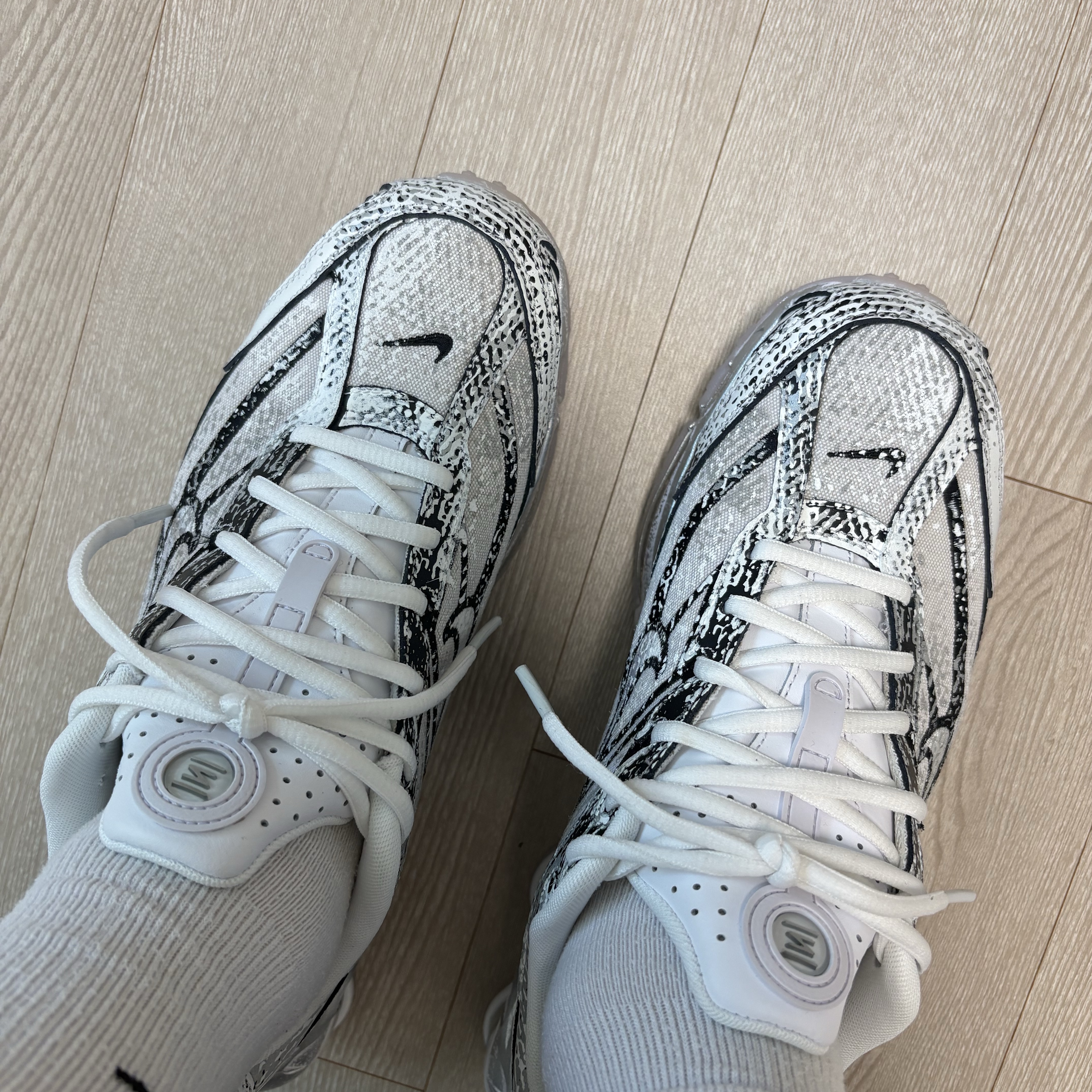 Nike Shox Ride 2 Metallic Platinum 착용 스타일 - 2