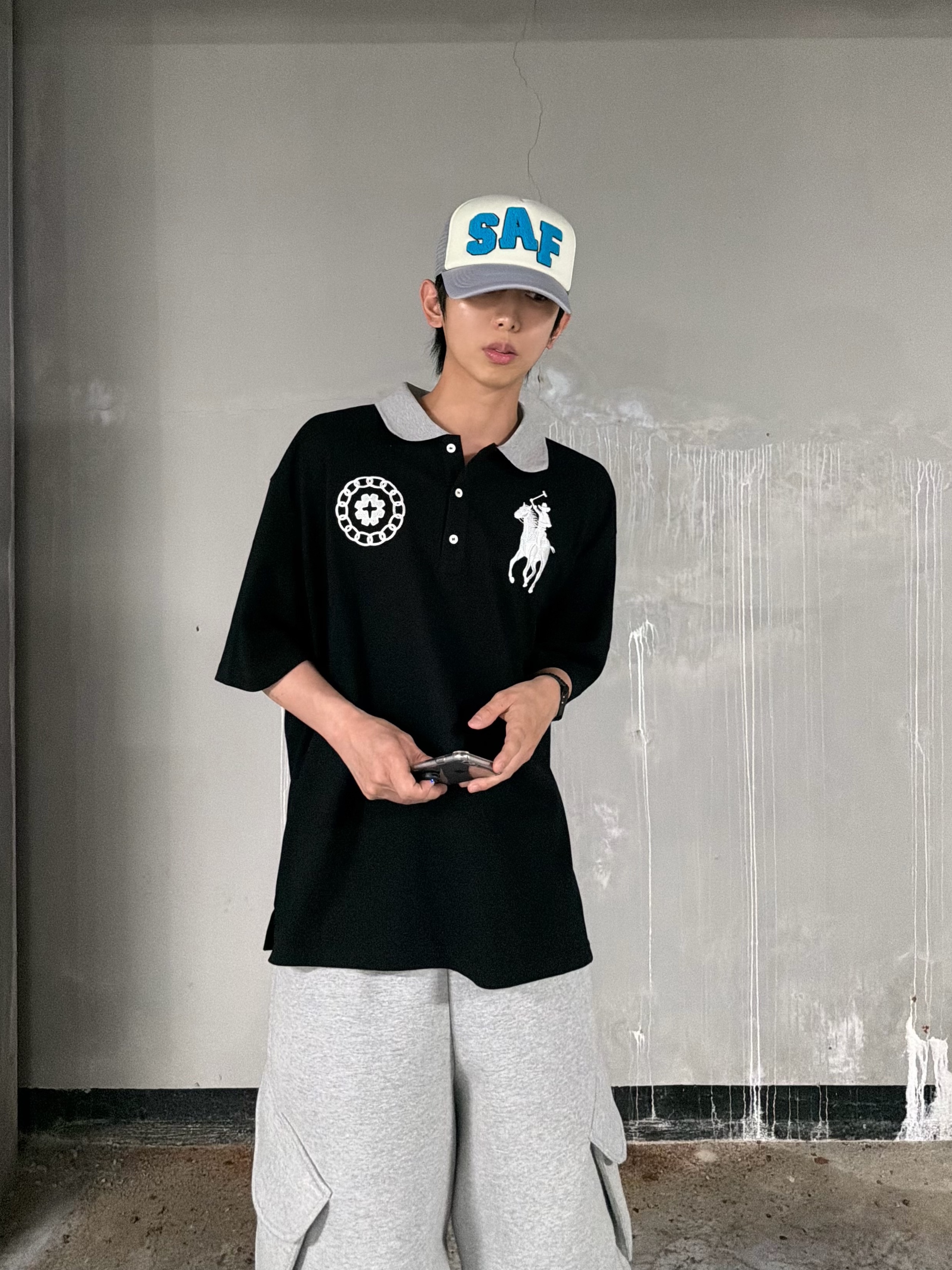 MJD Oversized Cowboy Polo Black, MJD Wide Cargo Bermuda Pants Melange Grey 착용 스타일 - 2