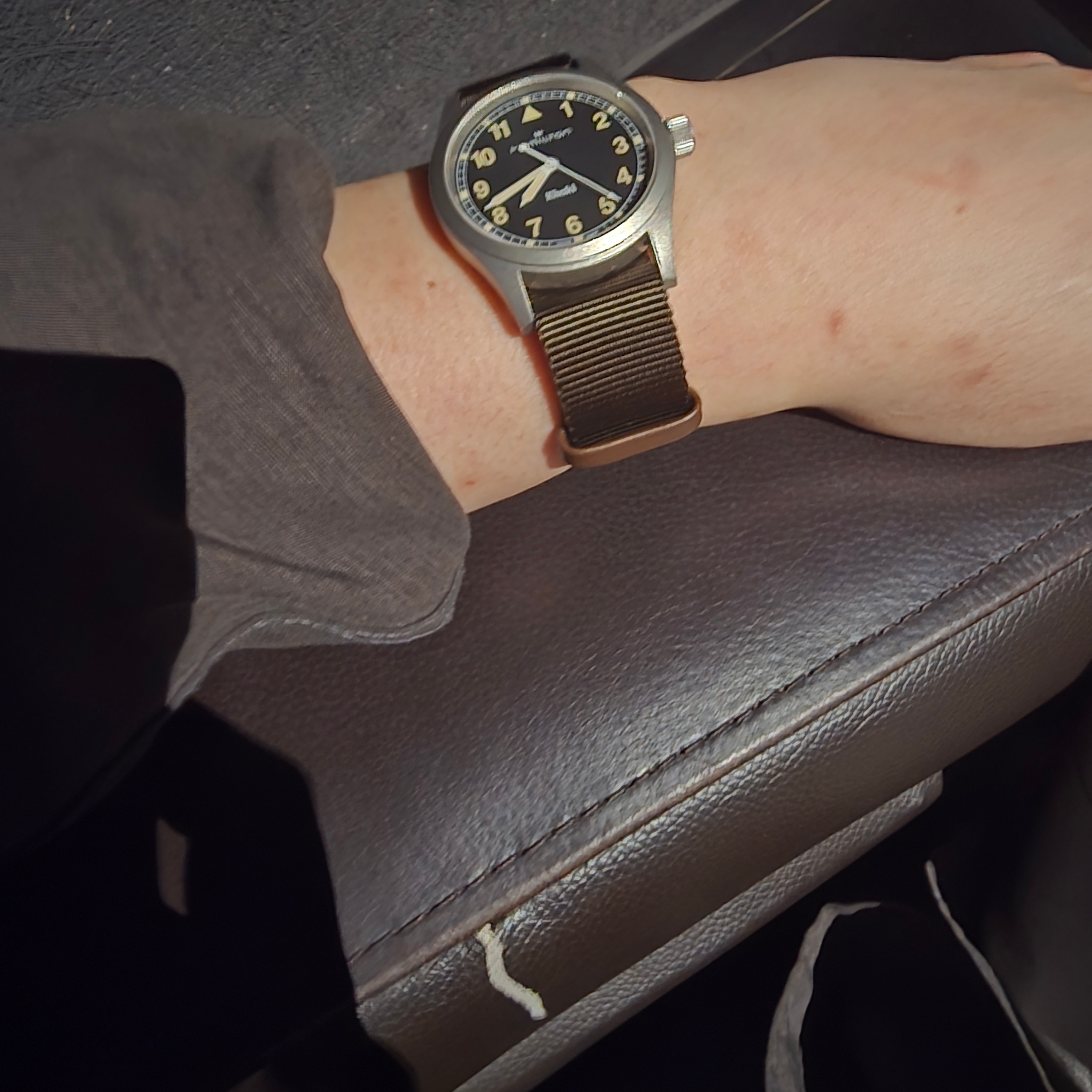 Hamilton Khaki Field Quartz 38mm Stainless Steel Black 착용 스타일
