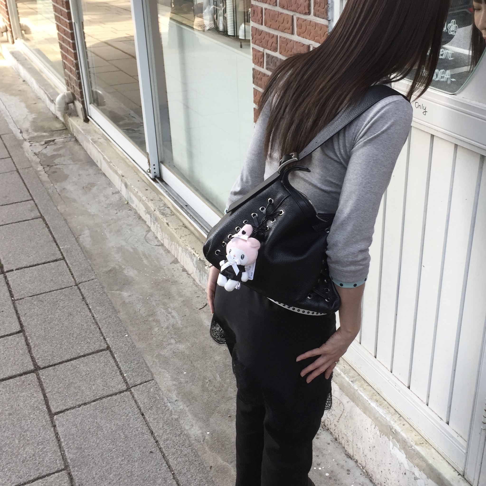 Threetimes Elena Bag Black, Dr. Martens 8053 Quad Smooth Black 착용 스타일 - 1