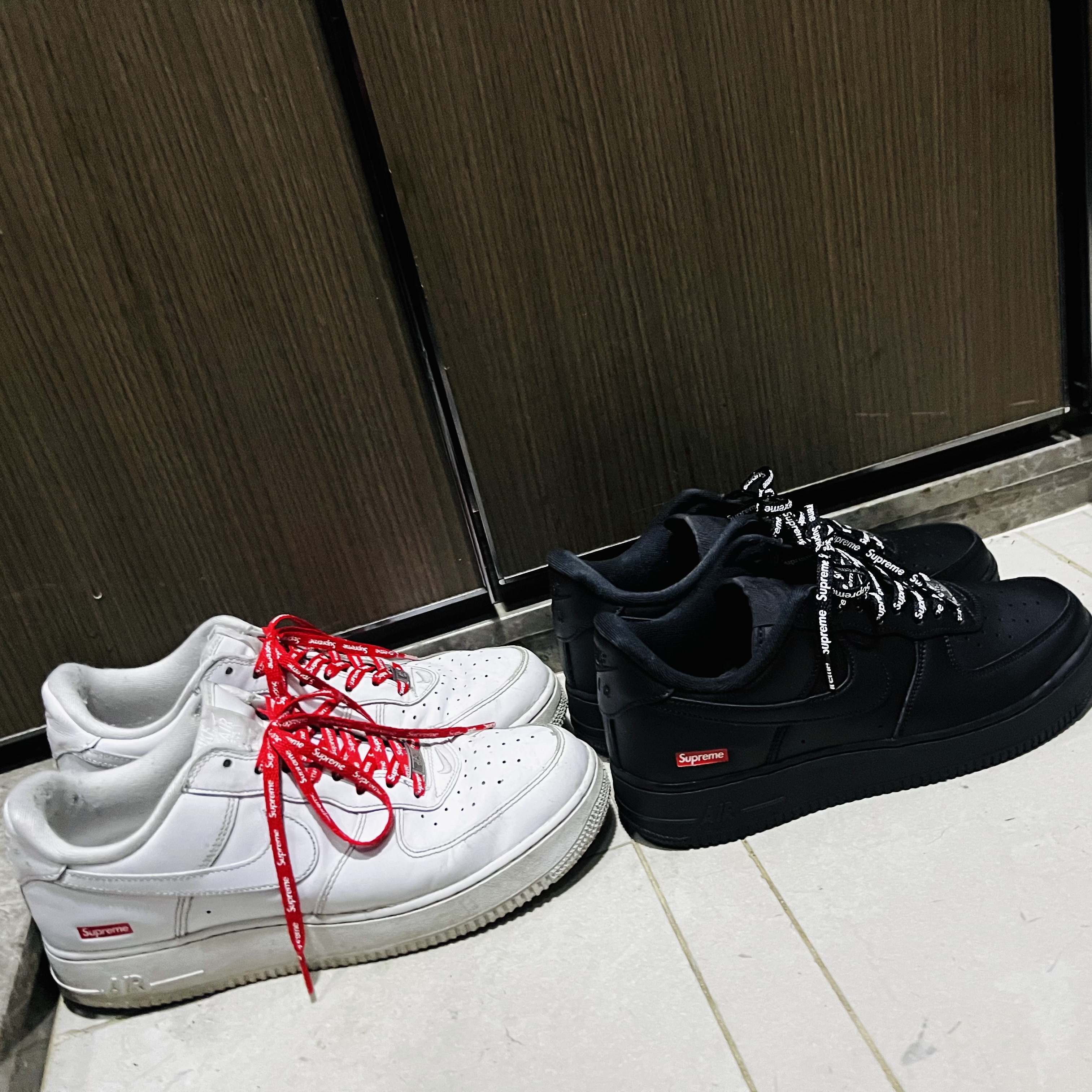 Jordan 1 x Travis Scott Retro Low OG SP Sail Tropical Pink, Nike x Supreme Air Force 1 Low Black 착용 스타일 - 3
