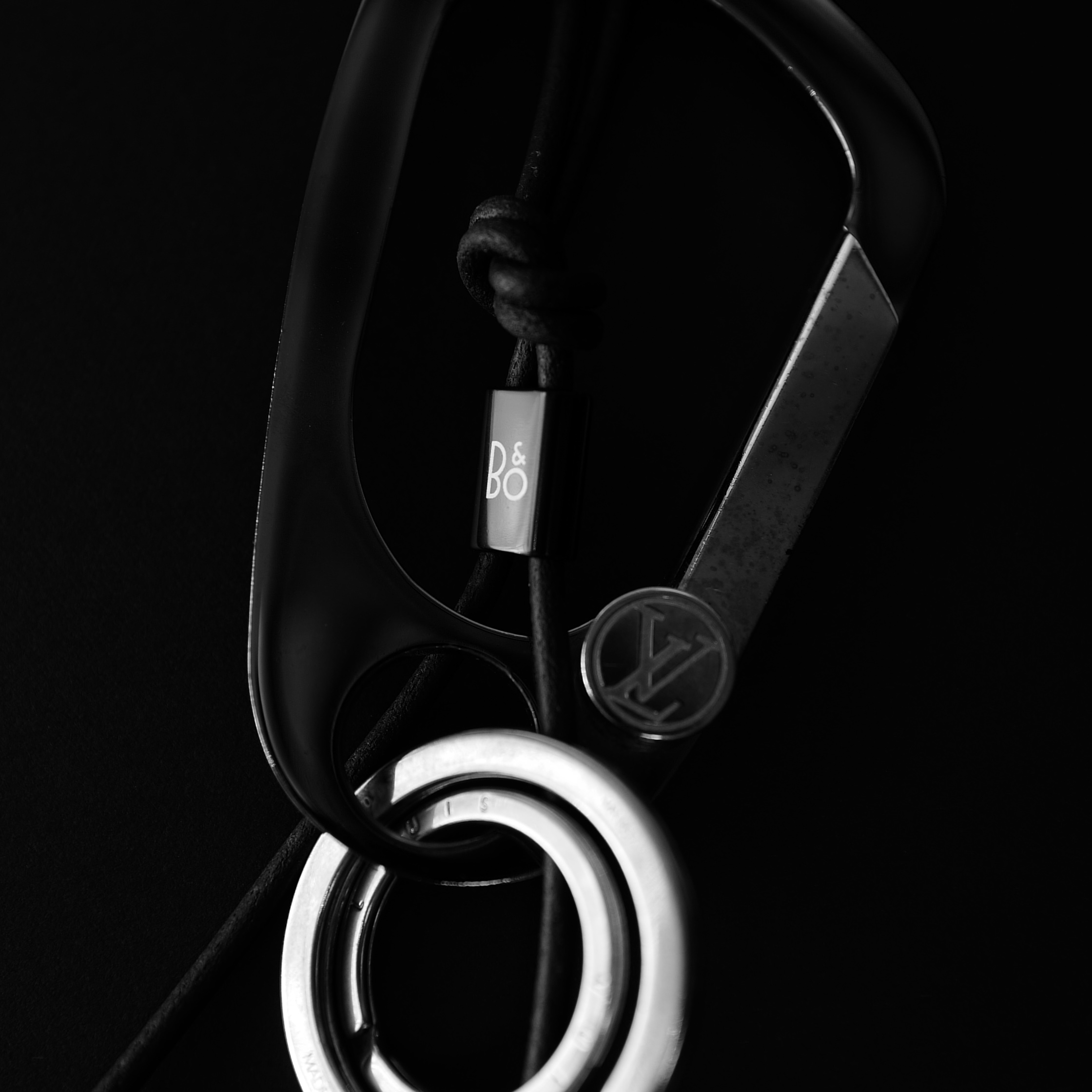 Bang & Olufsen x Fragment Beosound A1 3nd Fragment Edition (Korean Ver.) 착용 스타일 - 6