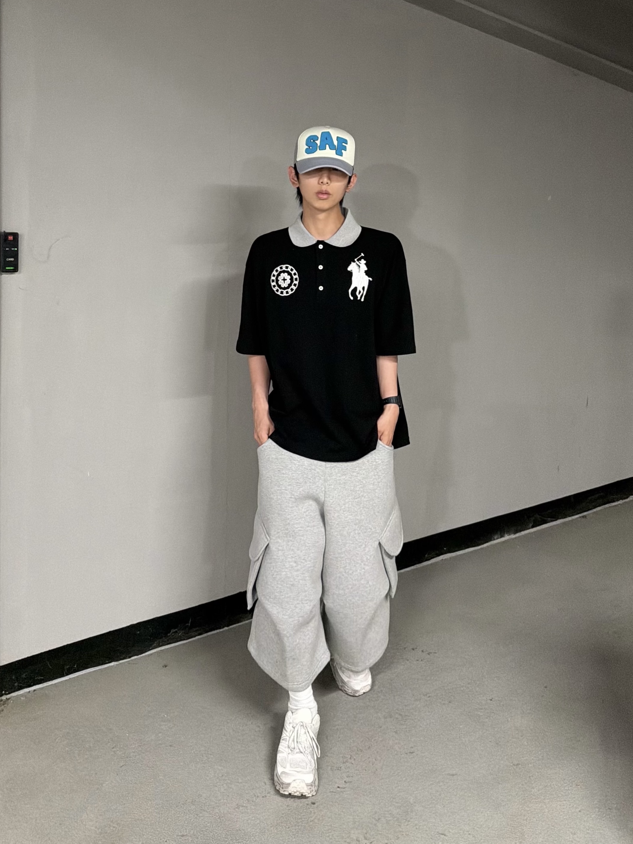 MJD Oversized Cowboy Polo Black, MJD Wide Cargo Bermuda Pants Melange Grey 착용 스타일 - 1