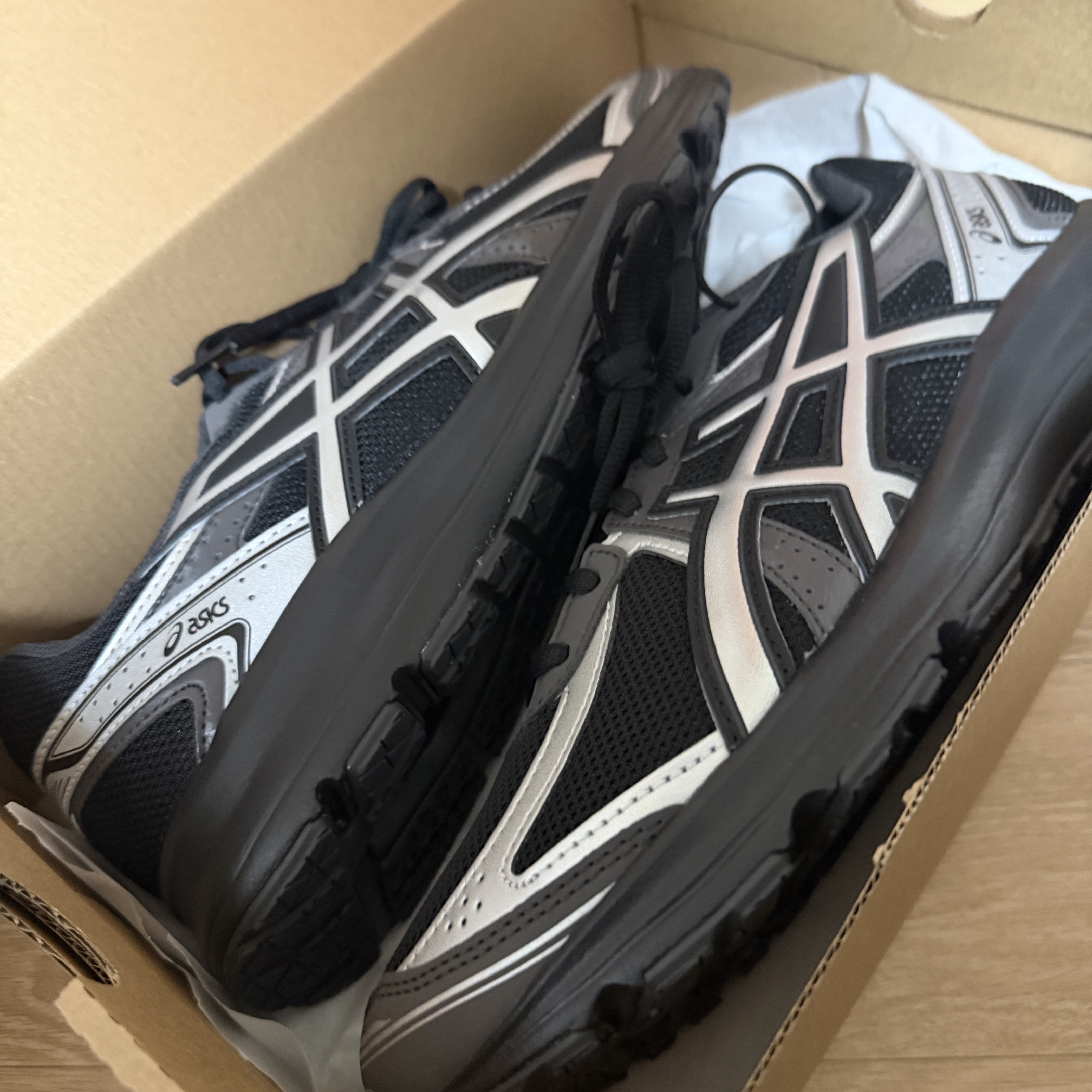 Asics Jog 100 S Black Pure Silver - D Standard 착용 스타일