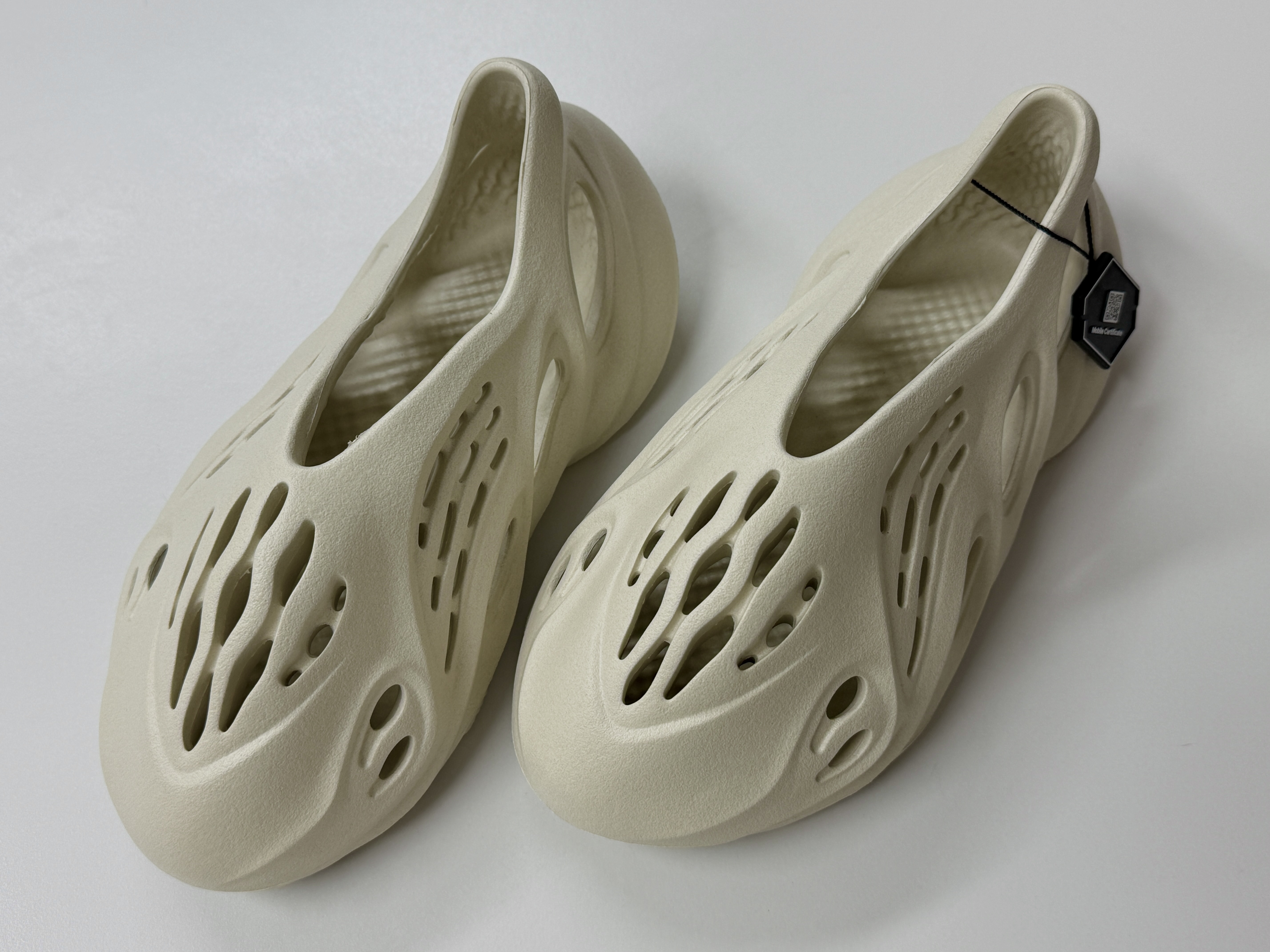 Adidas Yeezy Foam RNNR Sand 착용 스타일