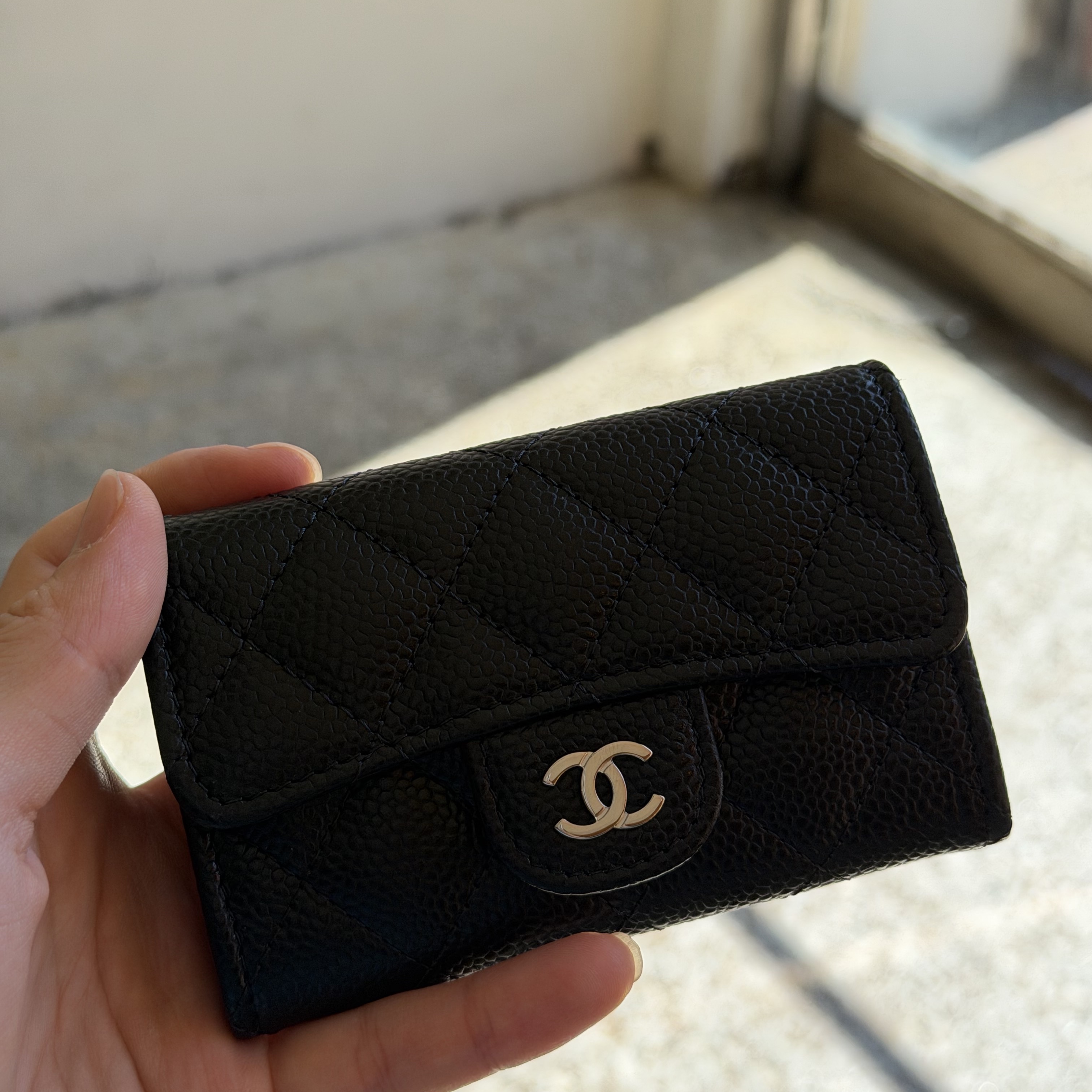 Chanel Classic Card Holder Grained Calfskin & Silver Black 착용 스타일