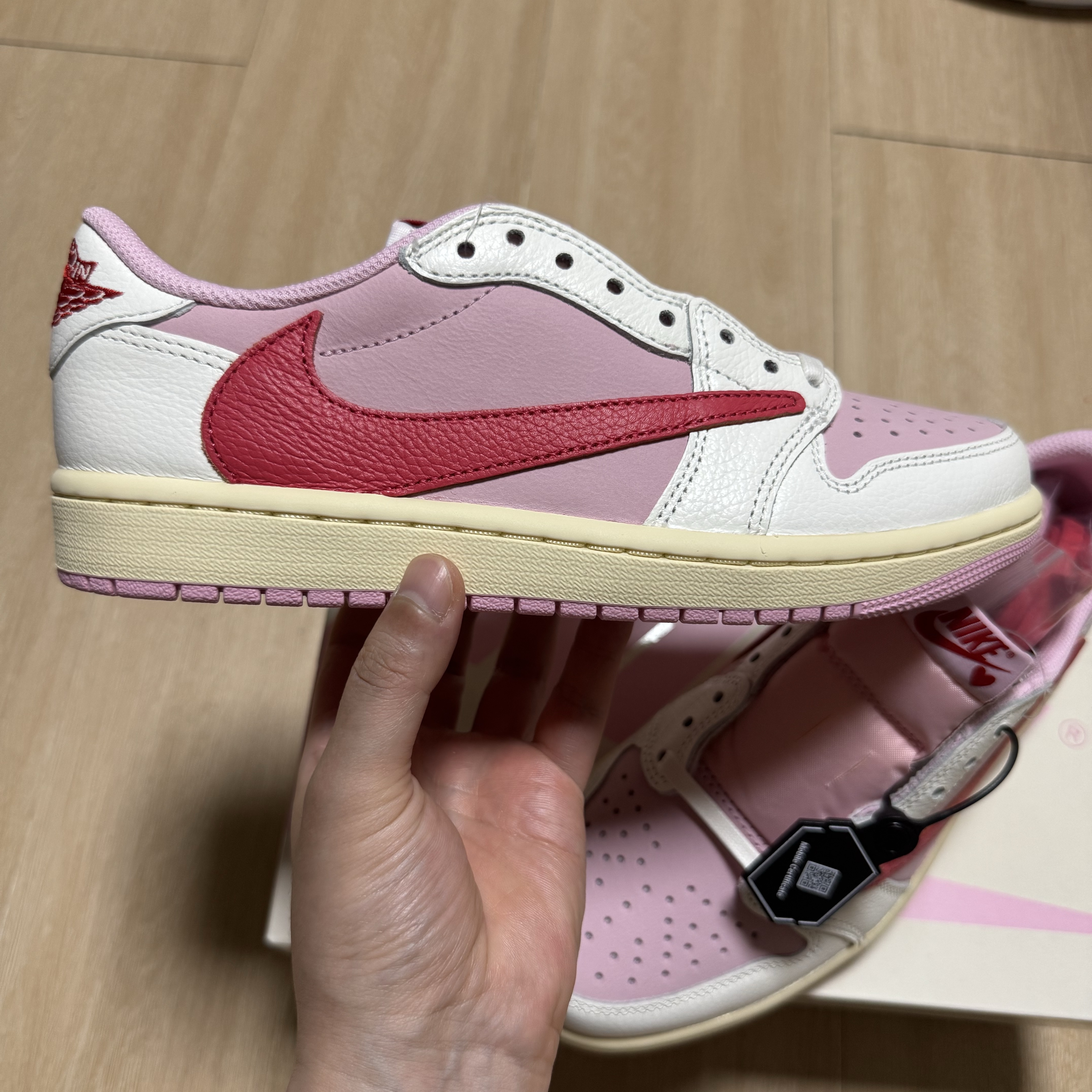 Jordan 1 x Travis Scott Retro Low OG SP Sail Tropical Pink 착용 스타일 - 2