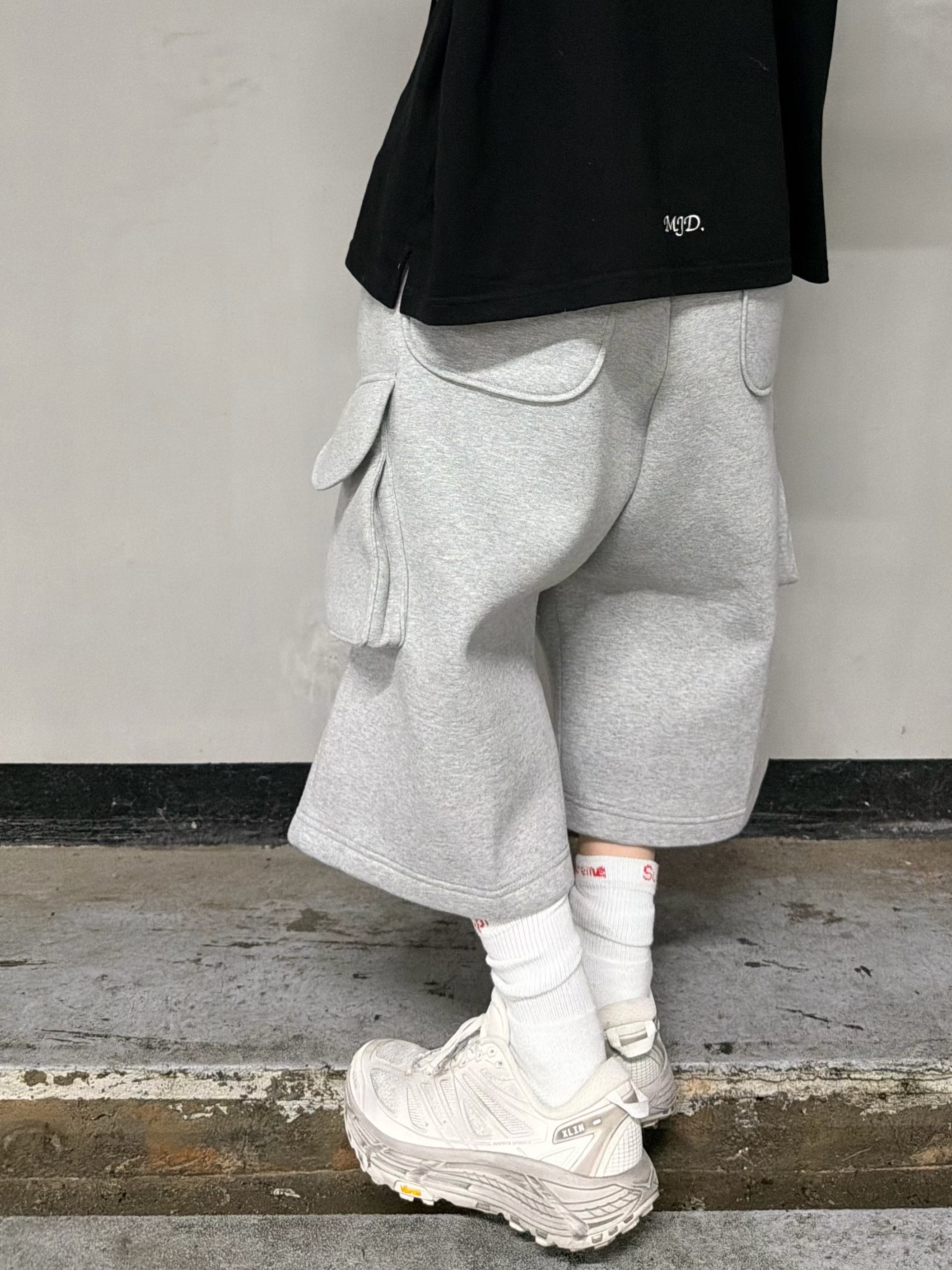 MJD Oversized Cowboy Polo Black, MJD Wide Cargo Bermuda Pants Melange Grey 착용 스타일 - 5