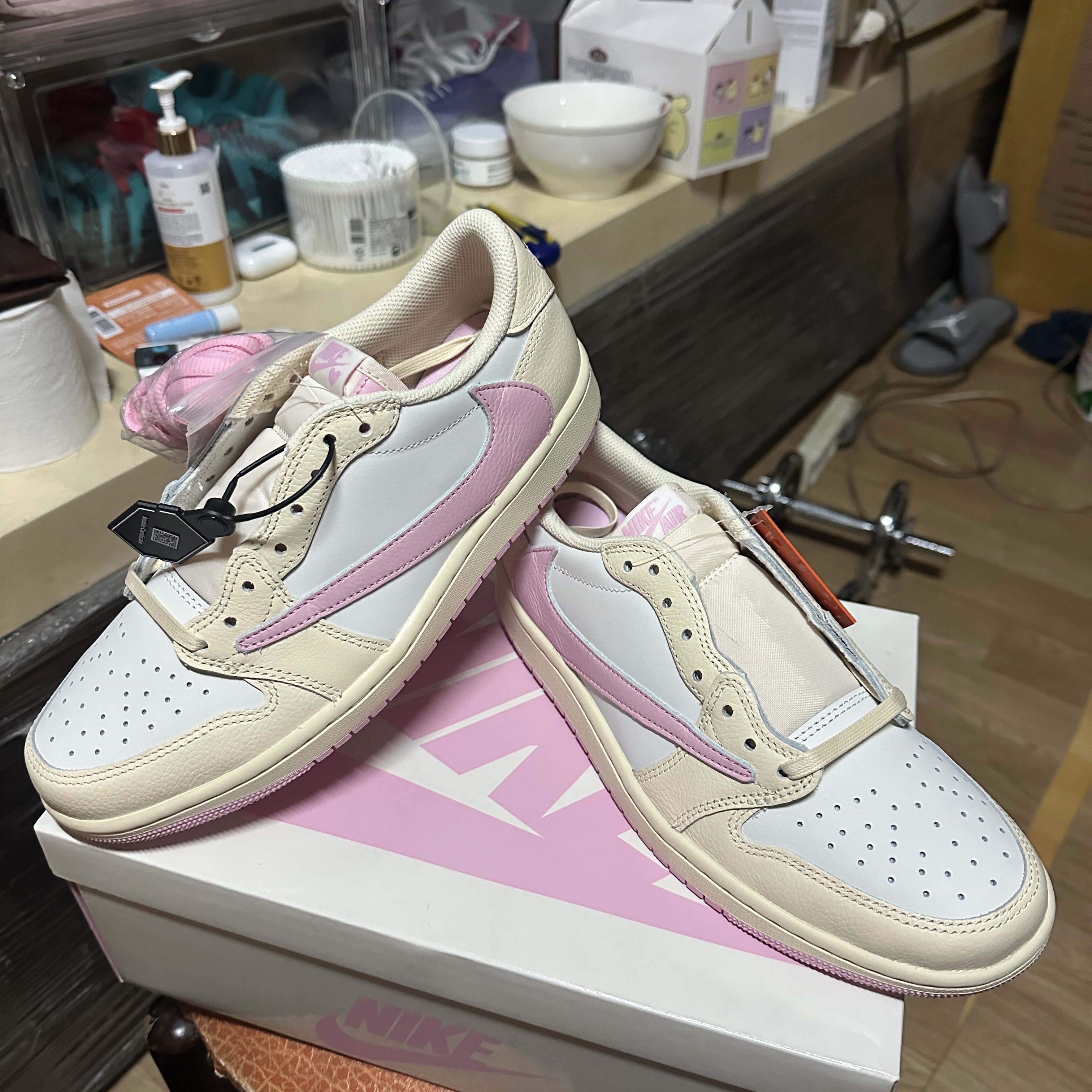 Jordan 1 x Travis Scott Retro Low OG SP Muslin Shy Pink 착용 스타일 - 2