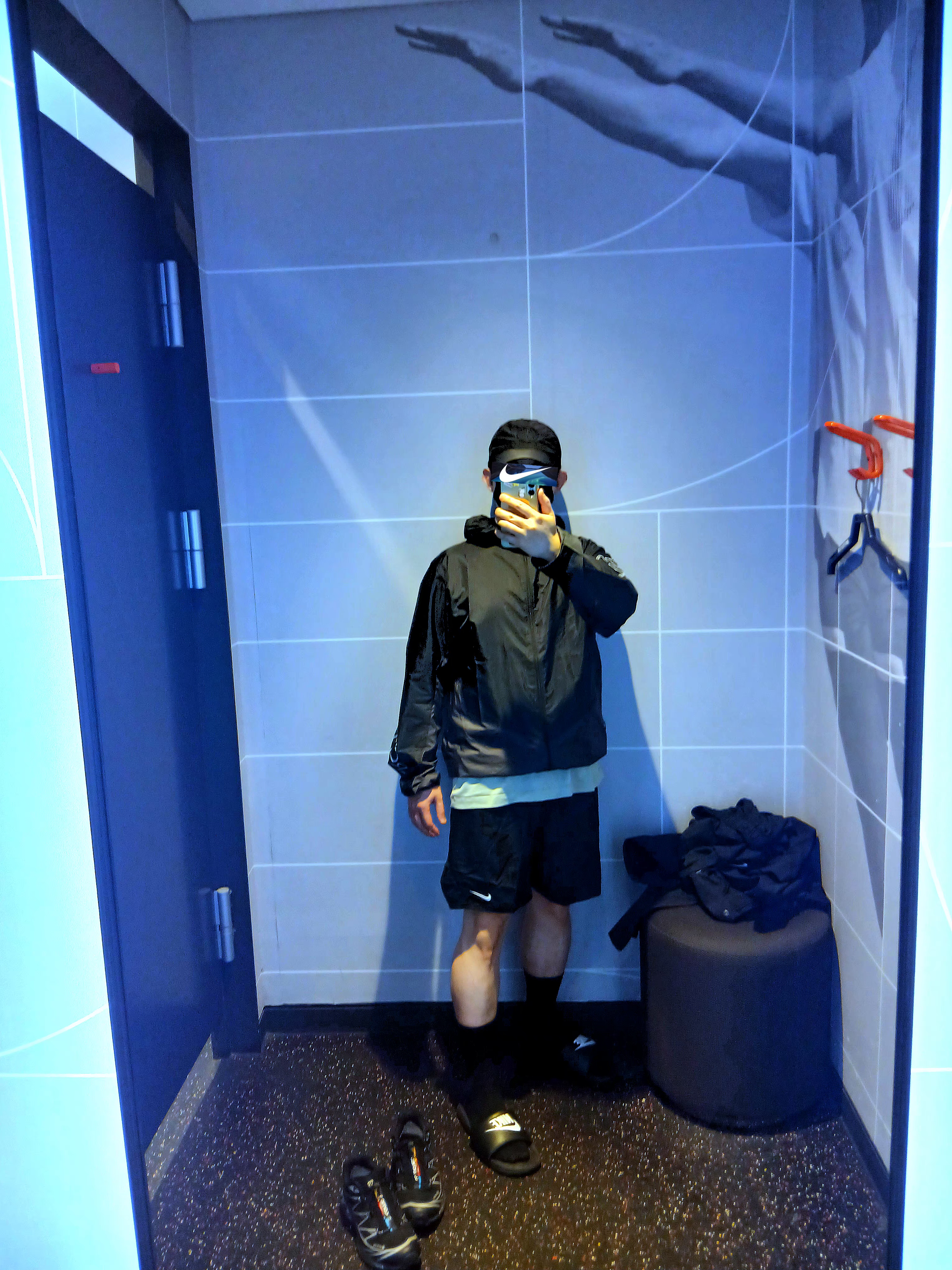 Arc'teryx Norvan Windshell Hoody Black Graphite, Arc'teryx Norvan Windshell Hoody Black Graphite 착용 스타일 - 2