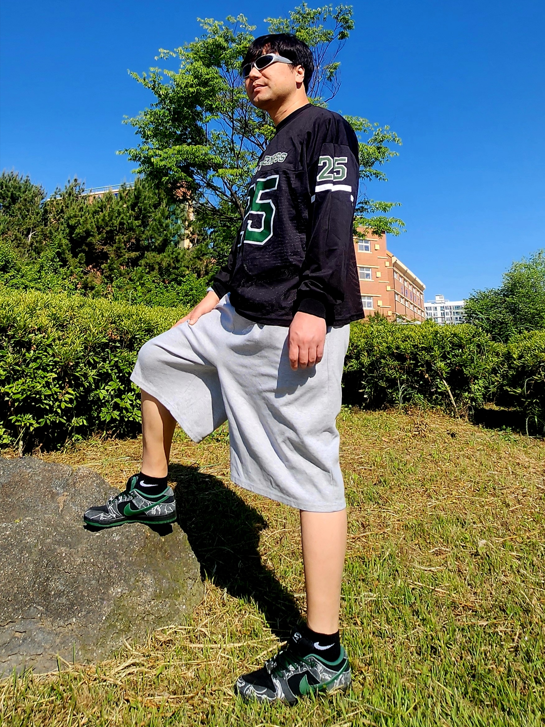Nike x There SB Dunk Low Pro Anthracite and Gorge Green 착용 스타일