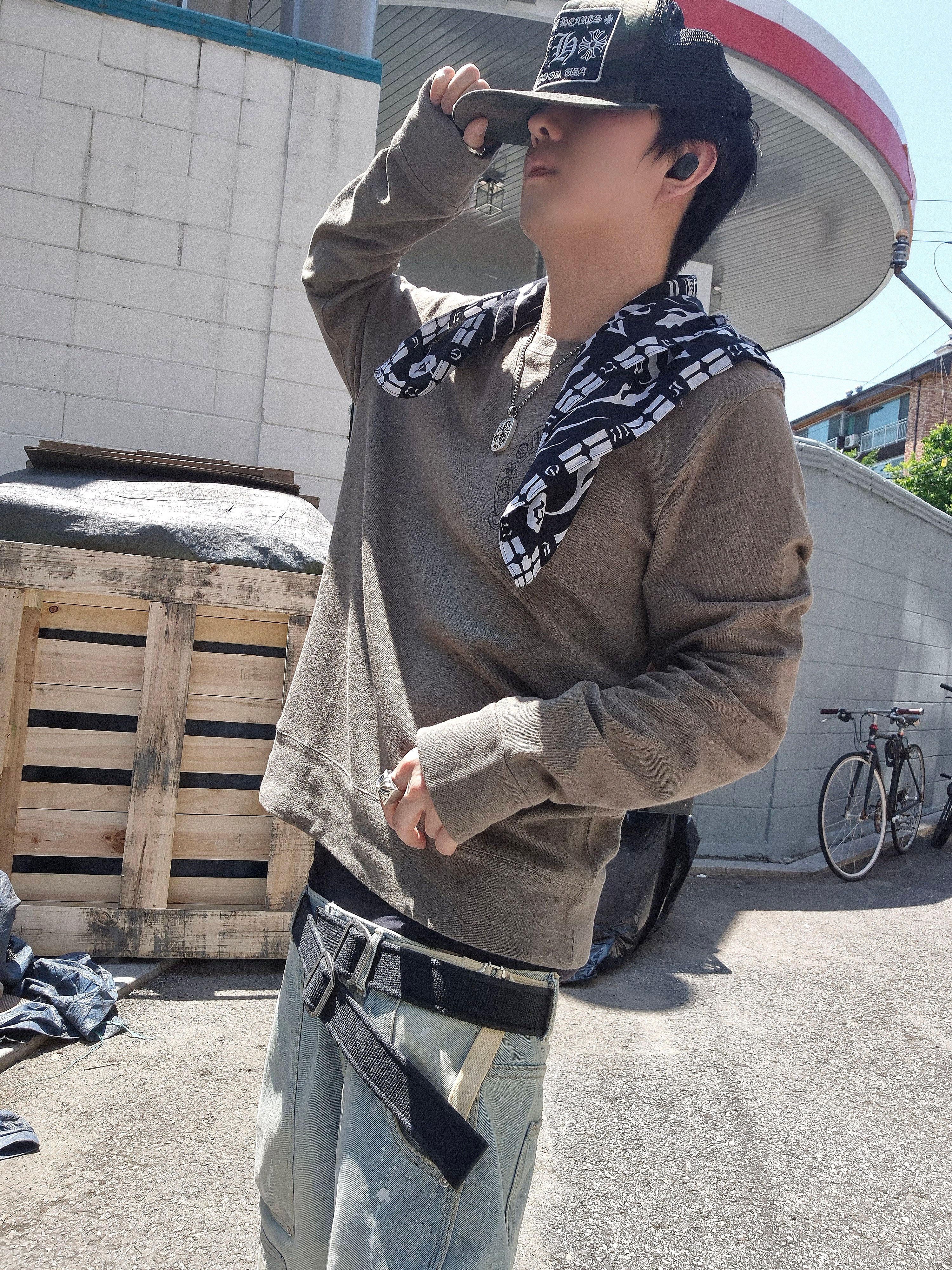Farfromwhat Coated Double Buckle Woven Belt, Chrome Hearts CH Hollywood Trucker Hat Camo Black 착용 스타일 - 2