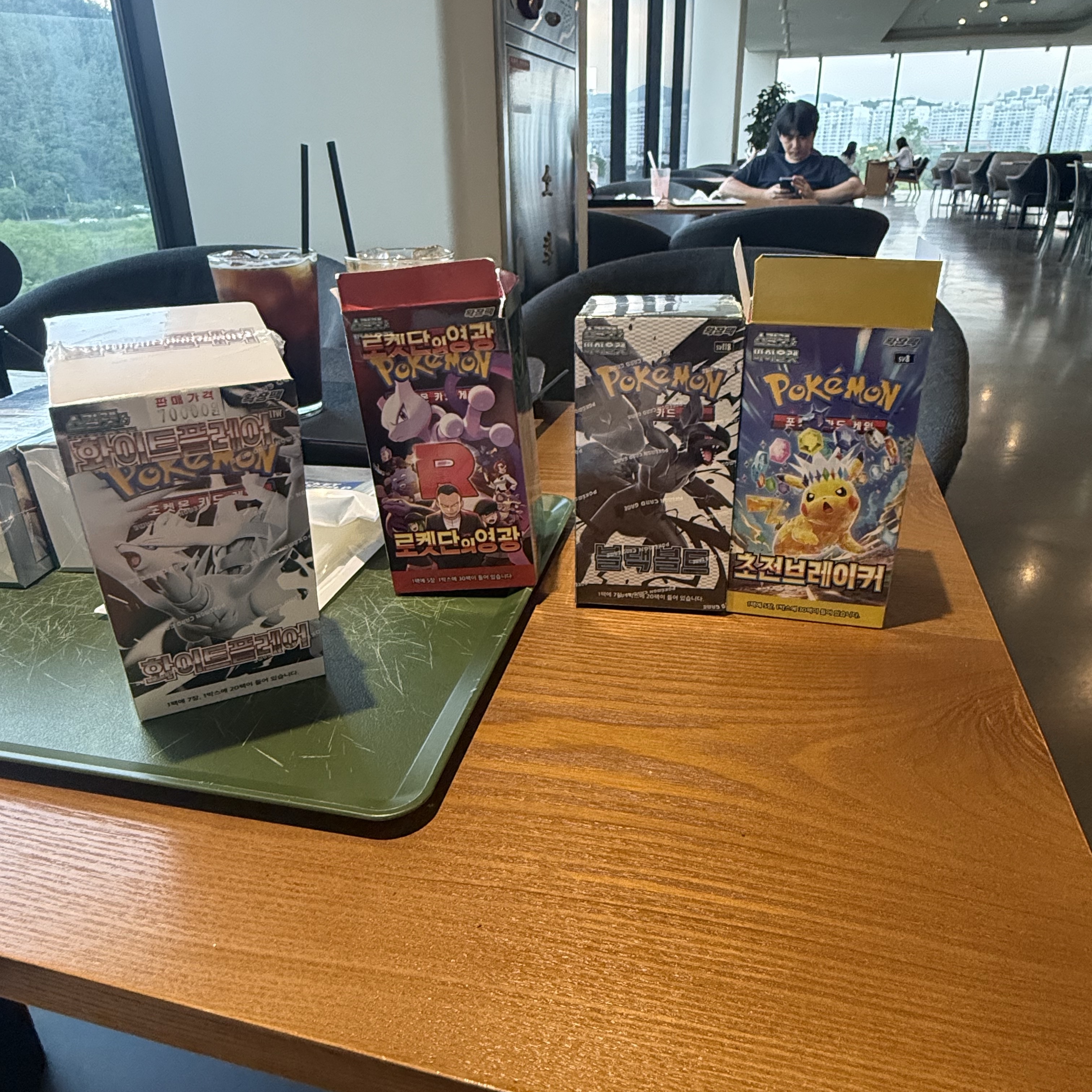 Pokemon TCG Scarlet & Violet Expansion Pack Glory of Team Rocket Box (Pack of 30), Pokemon TCG Scarlet & Violet Expansion Pack White Flare Box (Pack of 20) 착용 스타일