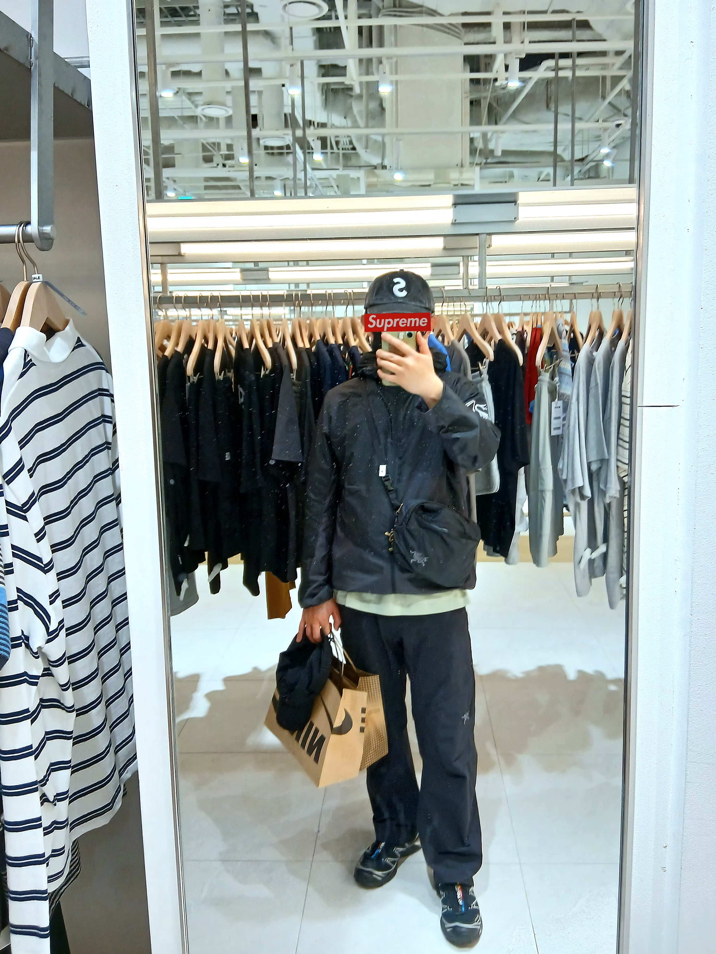 Arc'teryx Norvan Windshell Hoody Black Graphite, Arc'teryx Norvan Windshell Hoody Black Graphite 착용 스타일 - 2