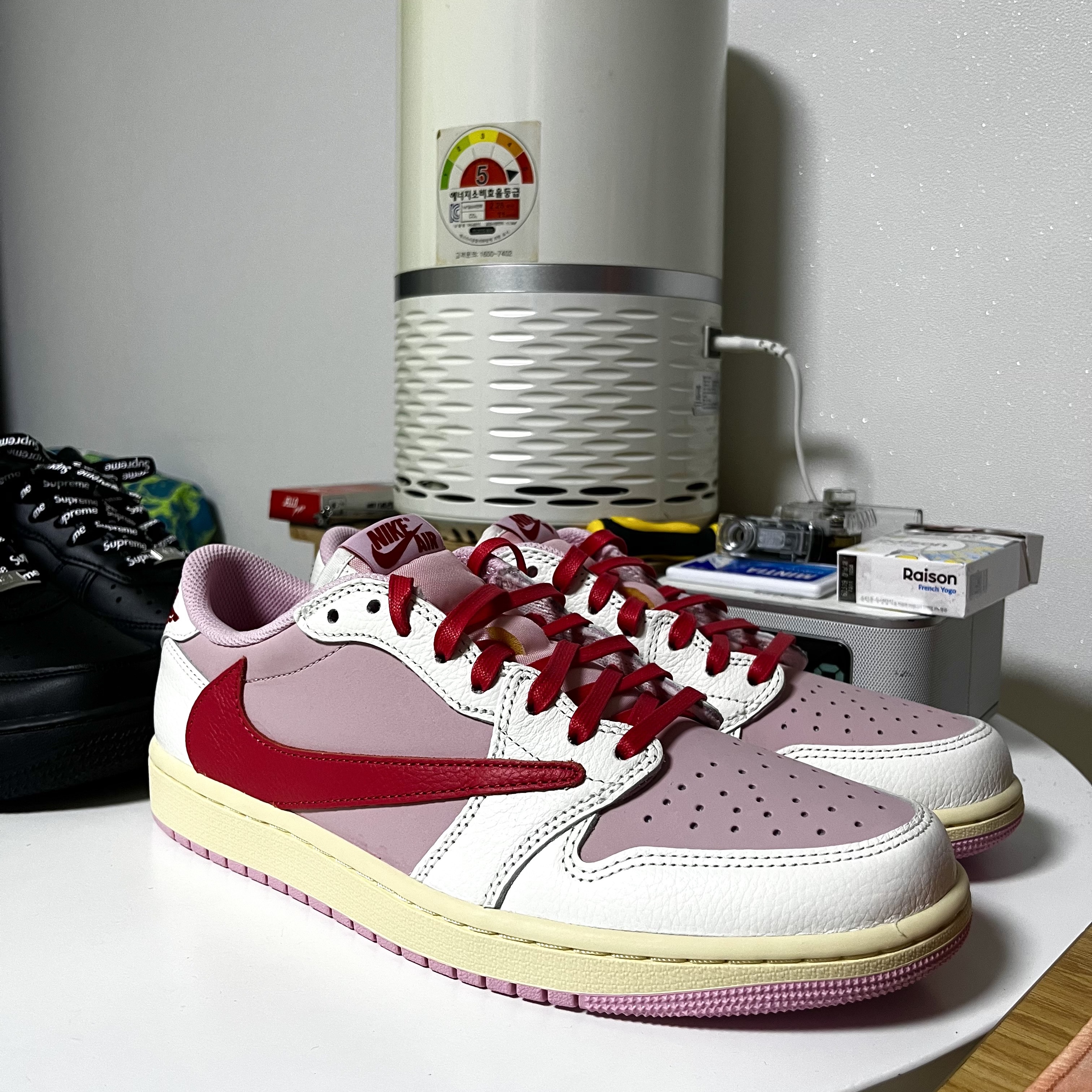 Jordan 1 x Travis Scott Retro Low OG SP Sail Tropical Pink, Nike x Supreme Air Force 1 Low Black 착용 스타일 - 1