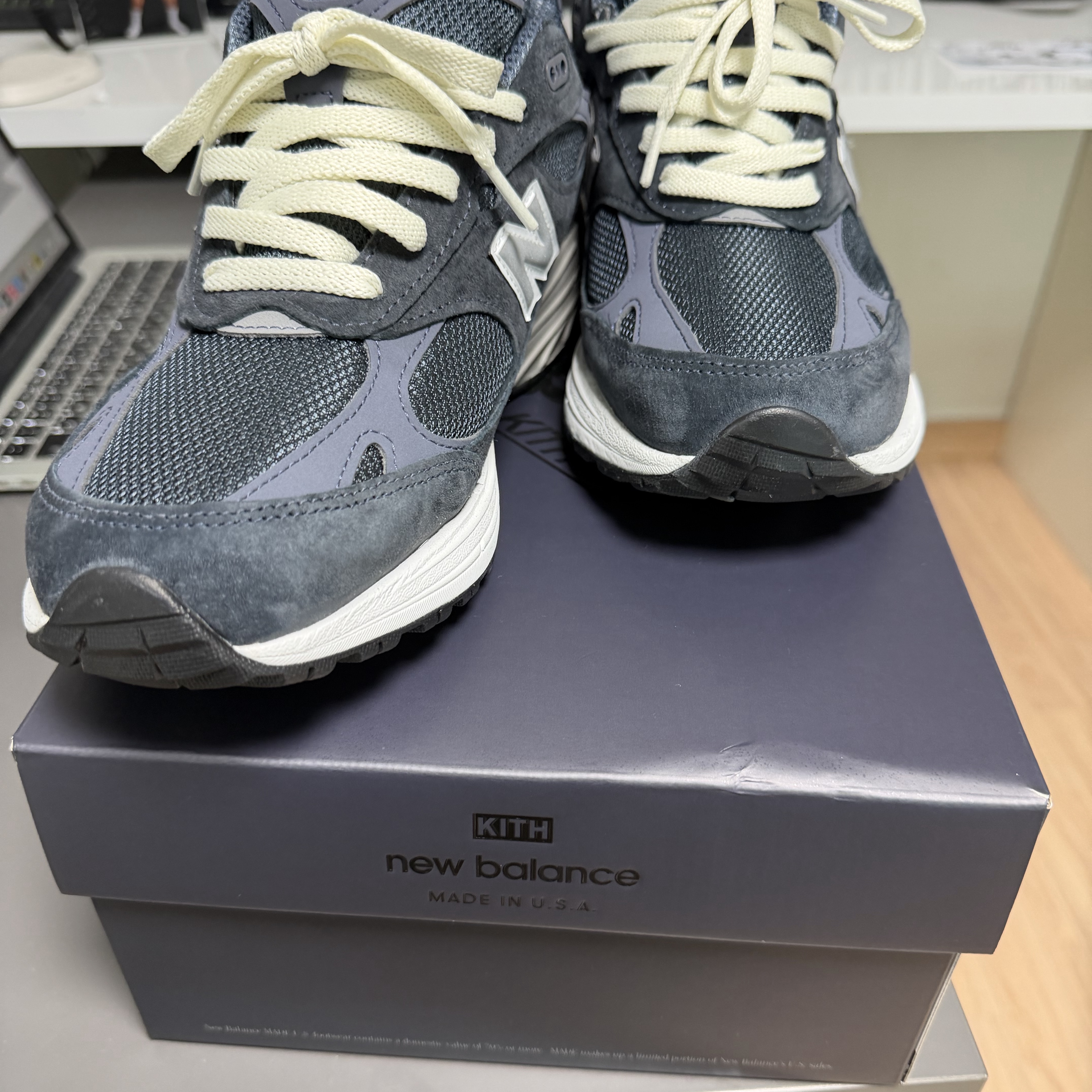 New Balance x Kith 993 Made in USA Asteroid, Deus Ex Machina Shield T-Shirt Navy 착용 스타일 - 2