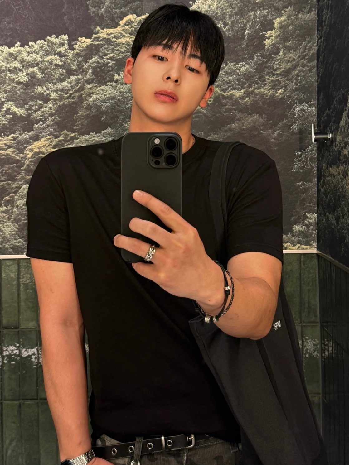 PHOS333 M Panel Silket T-Shirt Black 착용 스타일 - 3