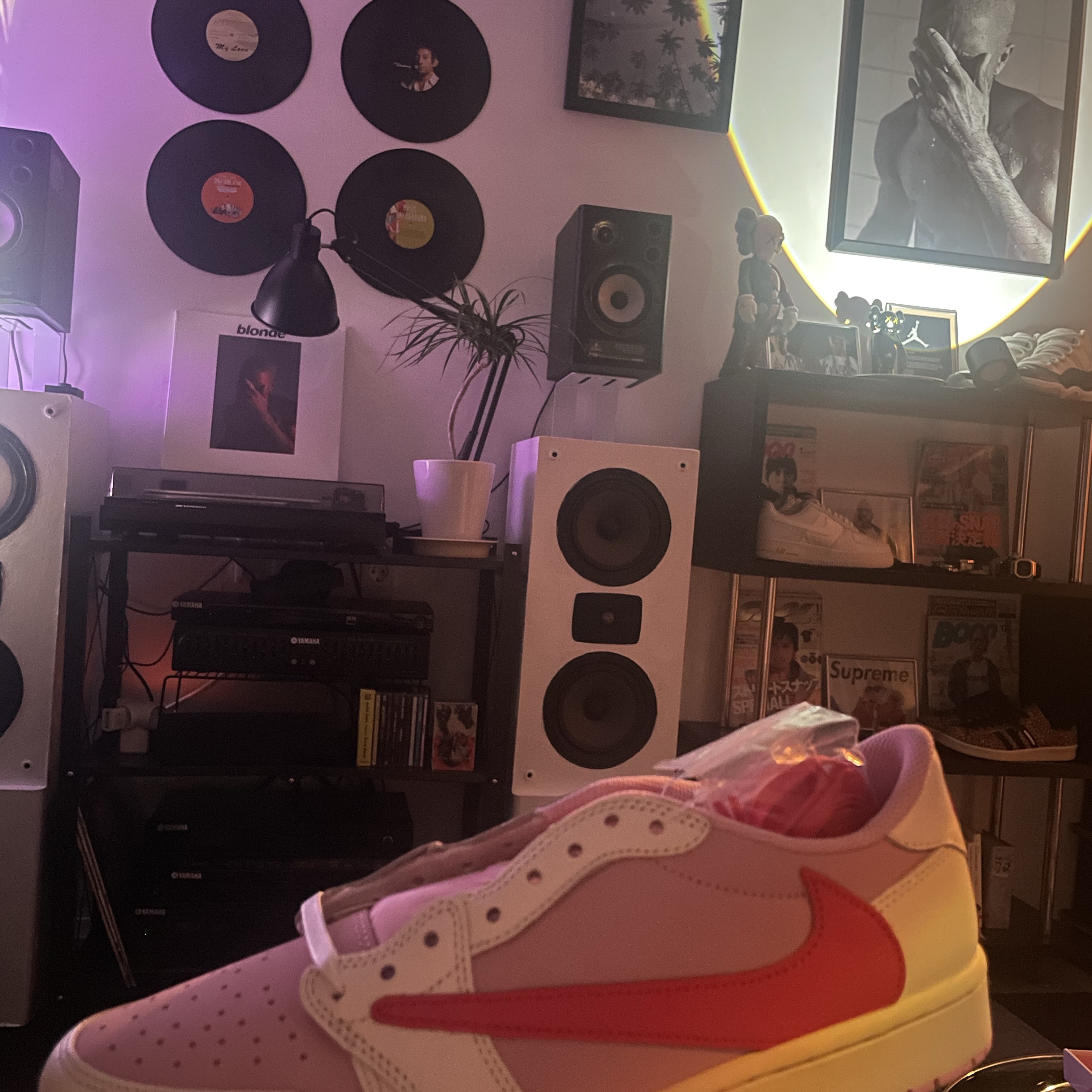Jordan 1 x Travis Scott Retro Low OG SP Sail Tropical Pink 착용 스타일