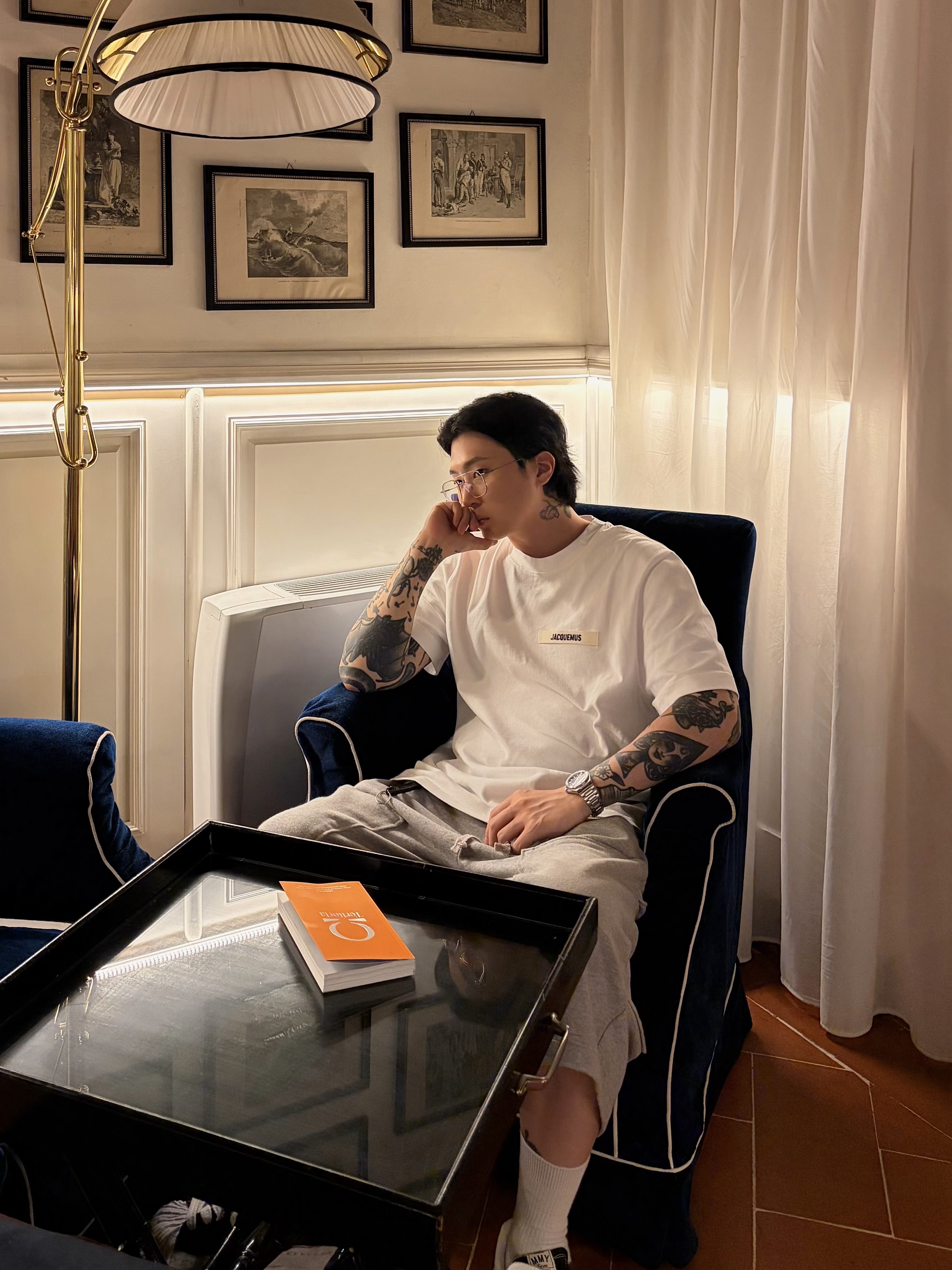 Jacquemus The Gros Grain Logo T-Shirt White, Maison Mihara Yasuhiro Blakey OG Sole Canvas Low-top Sneakers Black White 착용 스타일 - 2