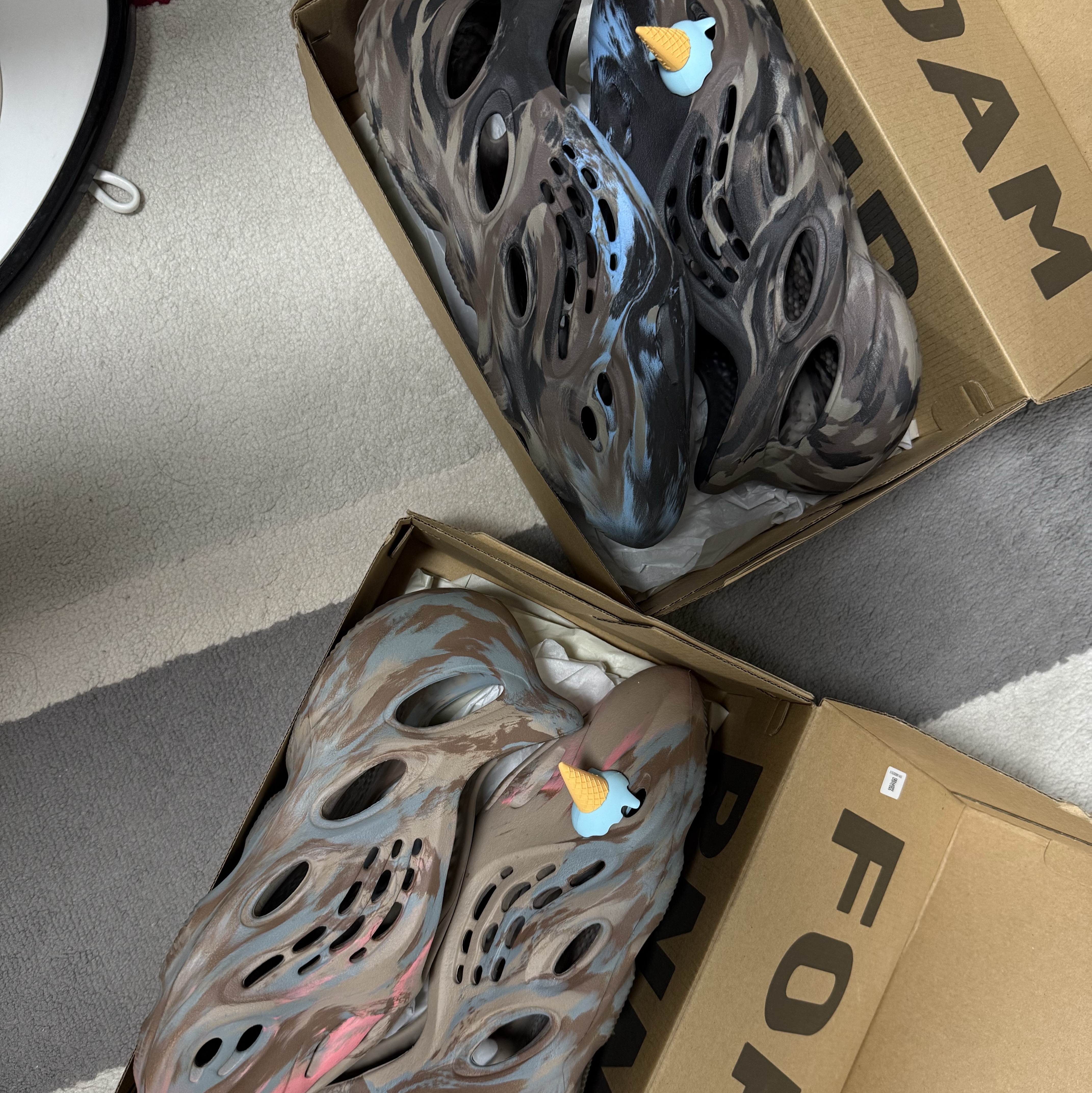Adidas Yeezy Foam RNNR MX Cinder, Supreme x Homerun Satin Hooded Varsity Jacket Black - 25SS 착용 스타일 - 3