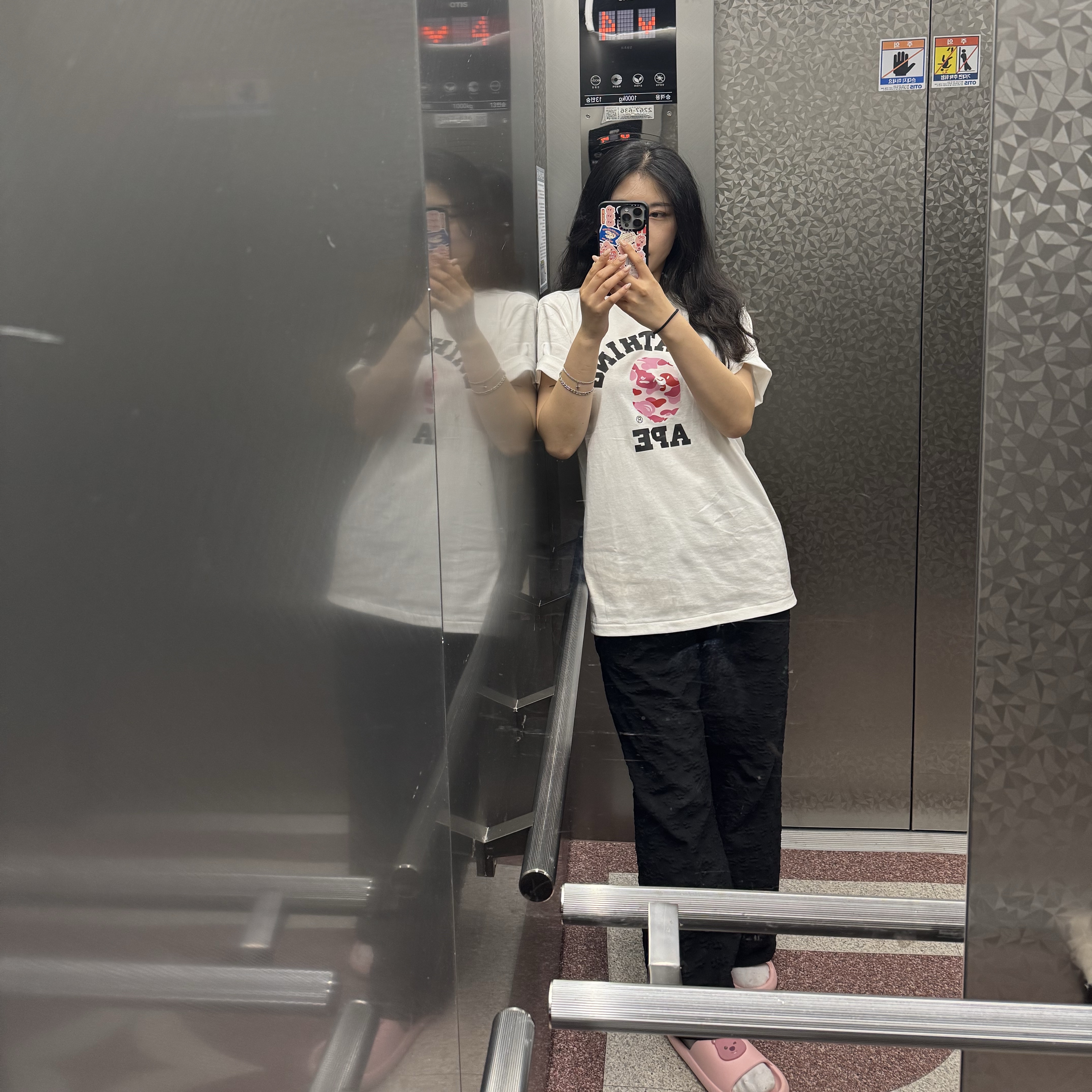 BAPE ABC Camo College T-Shirt White Pink 착용 스타일 - 3