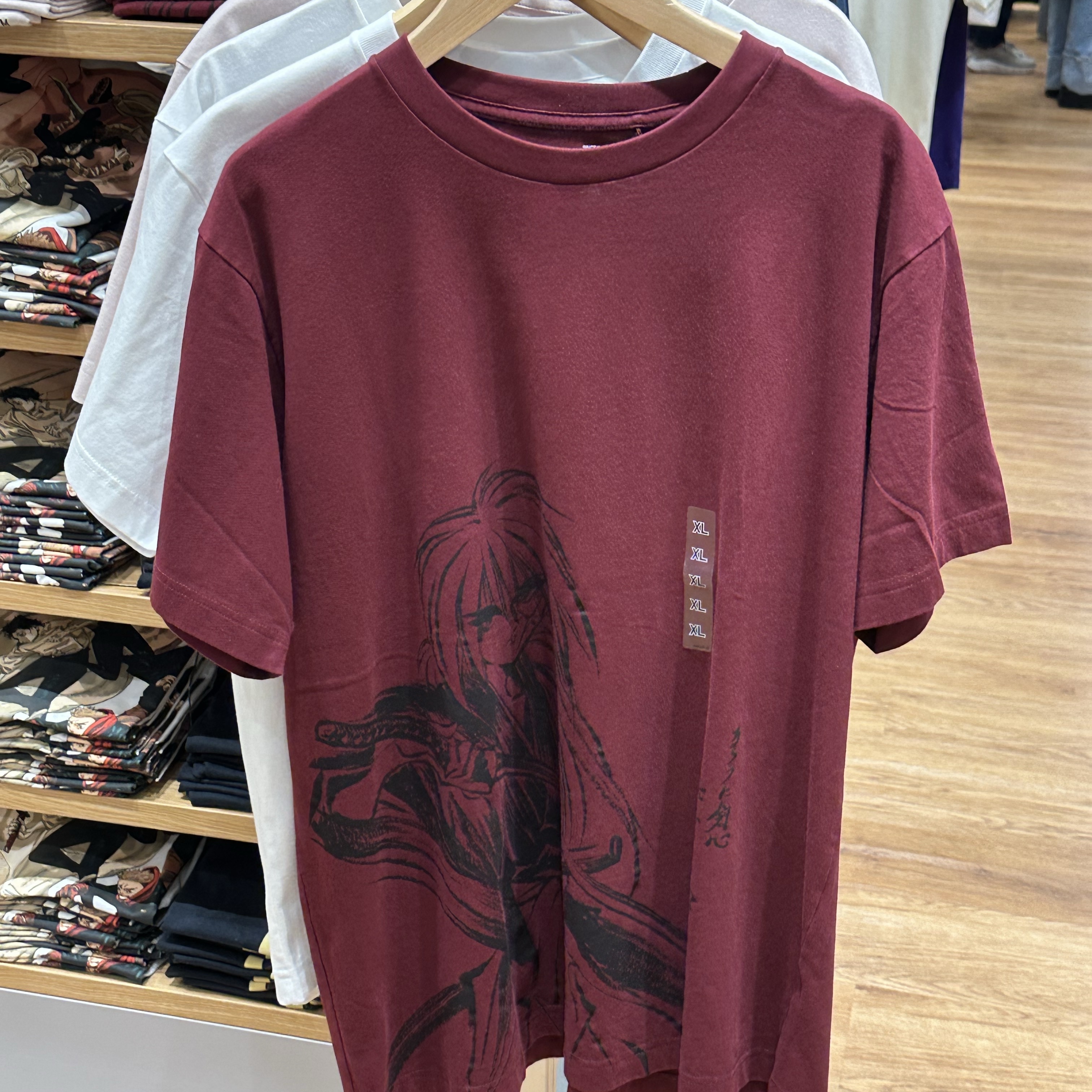 Uniqlo UT Shueisha 100th Anniversary Rurouni Kenshin T-Shirt Wine 착용 스타일 - 2
