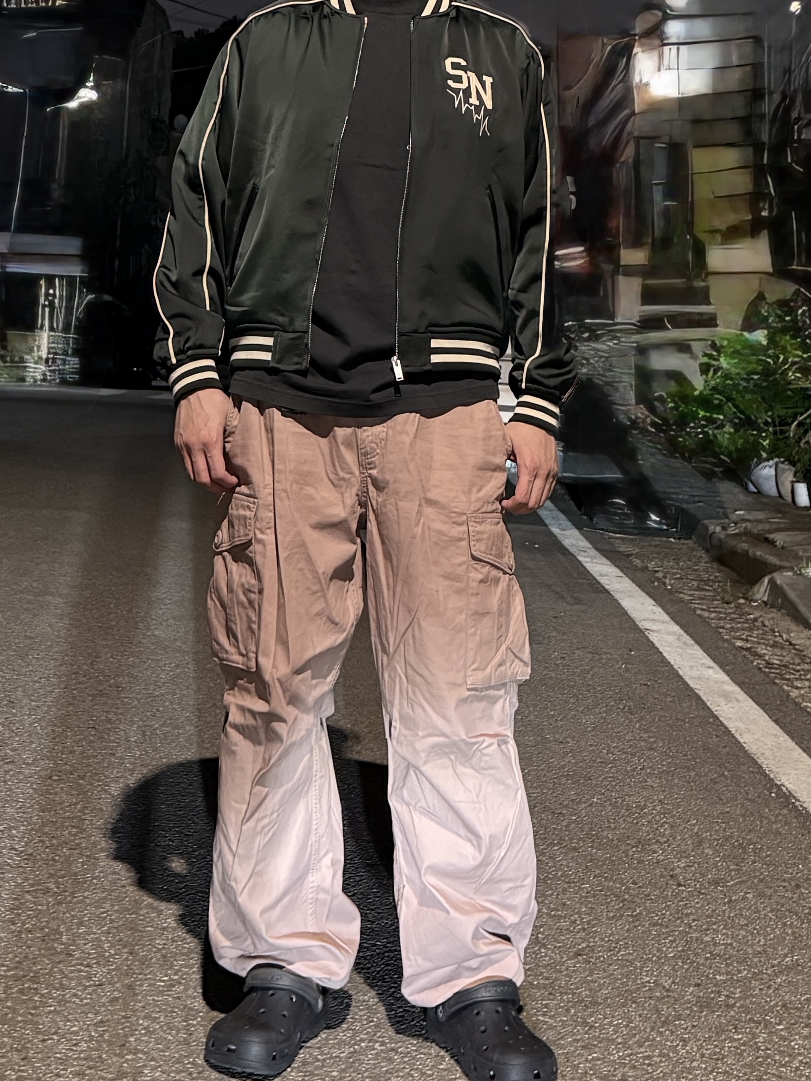 Crocs Classic Clog Black, GU x Undercover Satin Rib Blouson Dark Green 착용 스타일