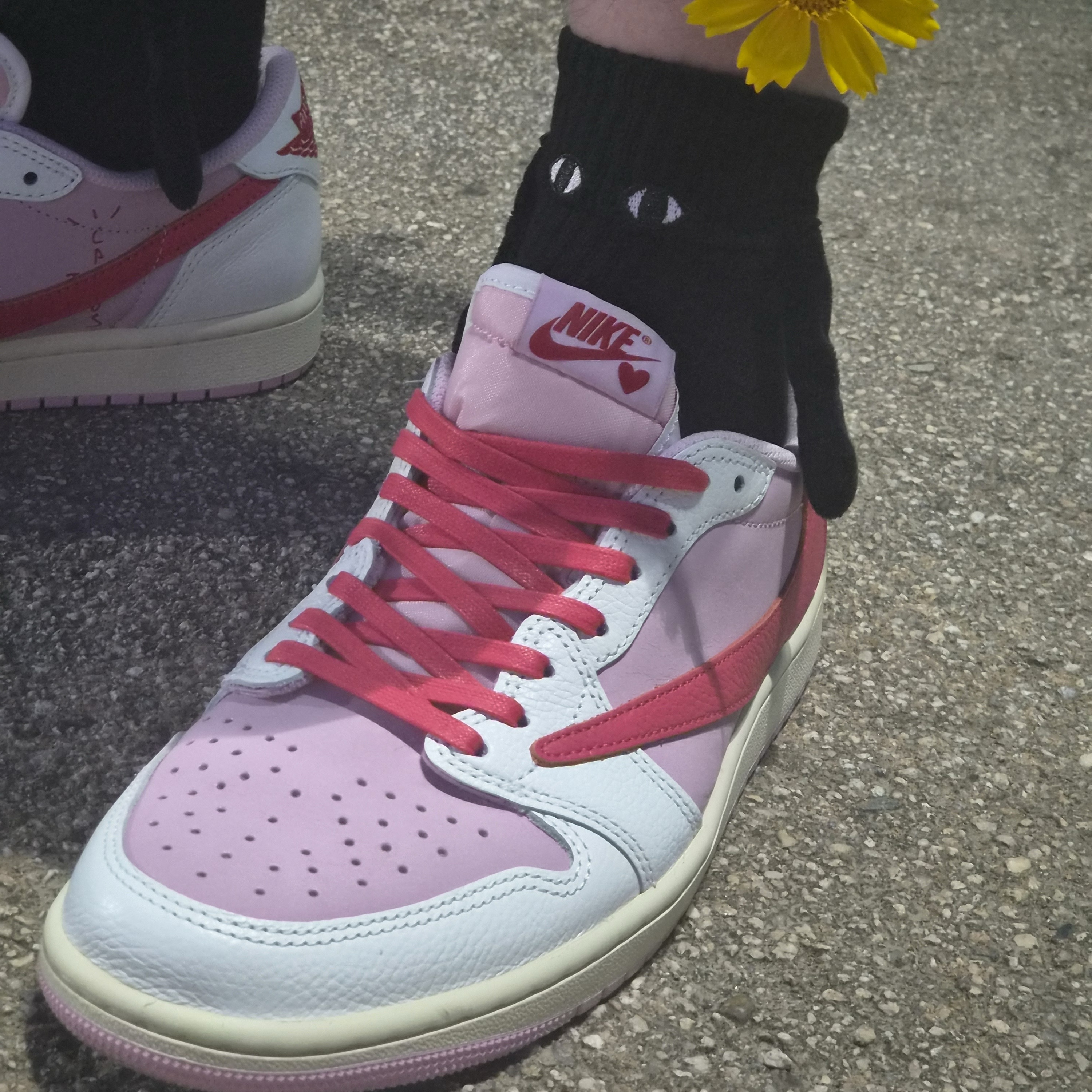 Jordan 1 x Travis Scott Retro Low OG SP Sail Tropical Pink 착용 스타일 - 6
