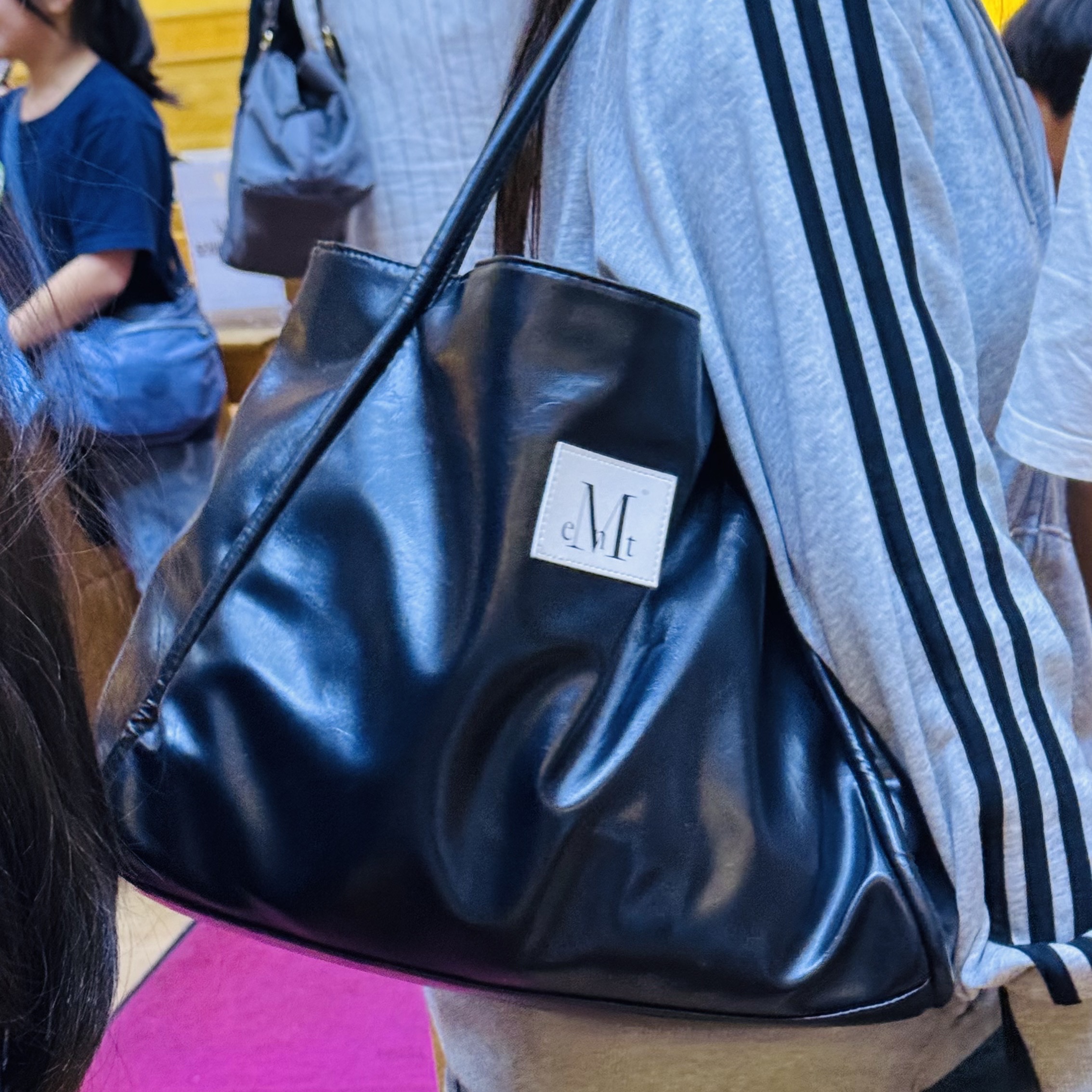MUCENT Griek Leather Shoulder Bag Black 착용 스타일