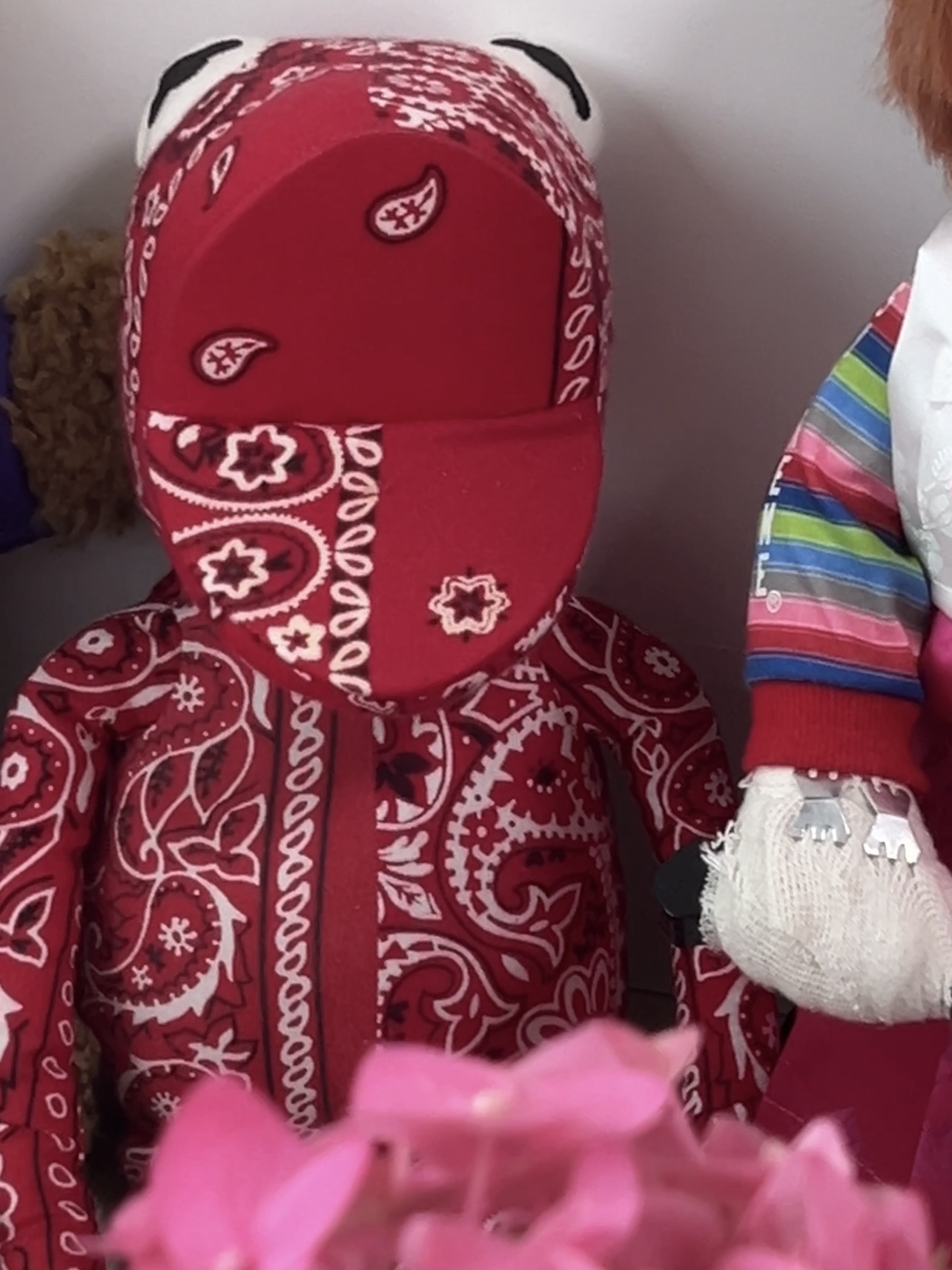 Supreme Chucky Doll - 20FW, Supreme Voodoo Doll Red - 19FW 착용 스타일 - 3
