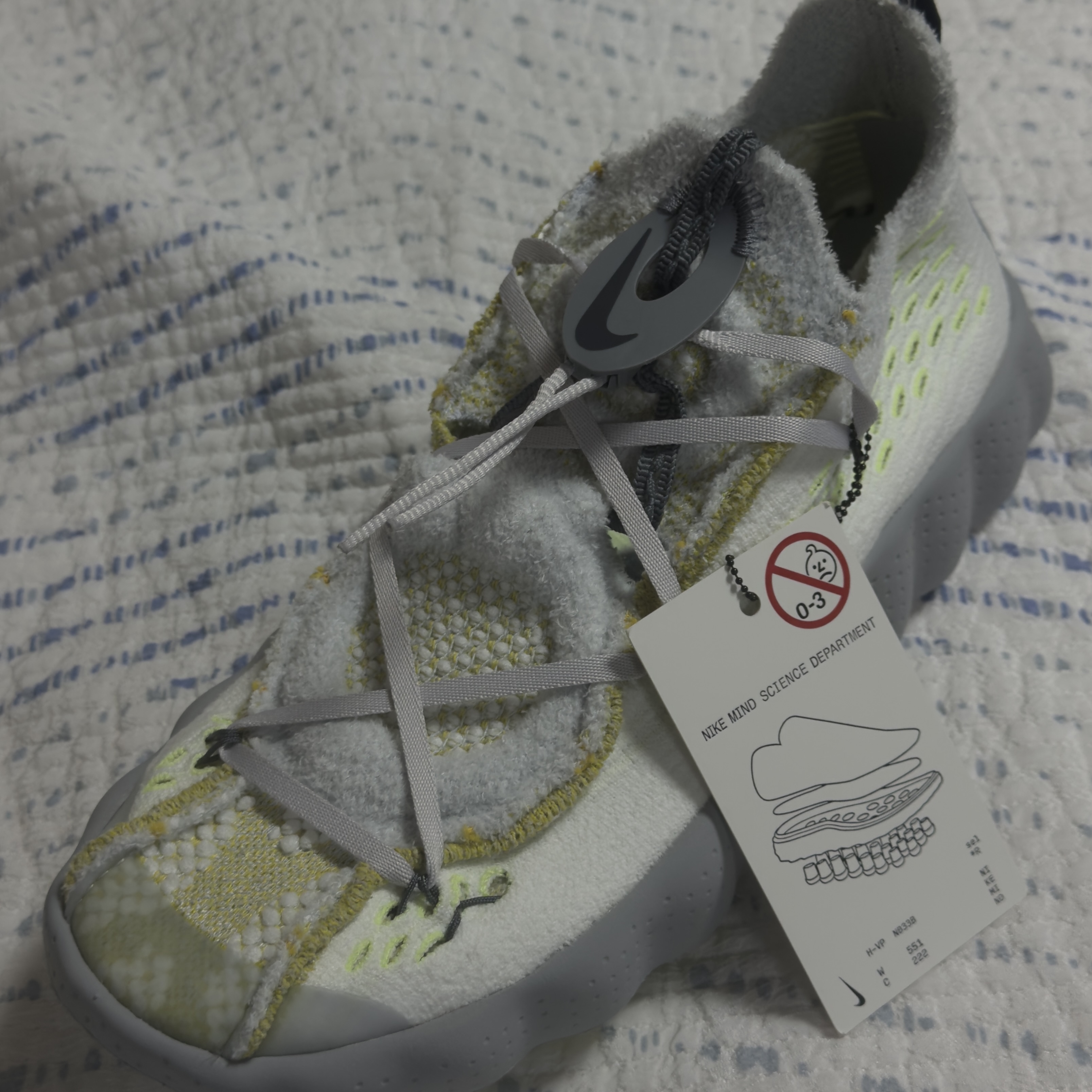 Nike Mind 002 Wolf Grey and Pure Platinum 착용 스타일 - 3