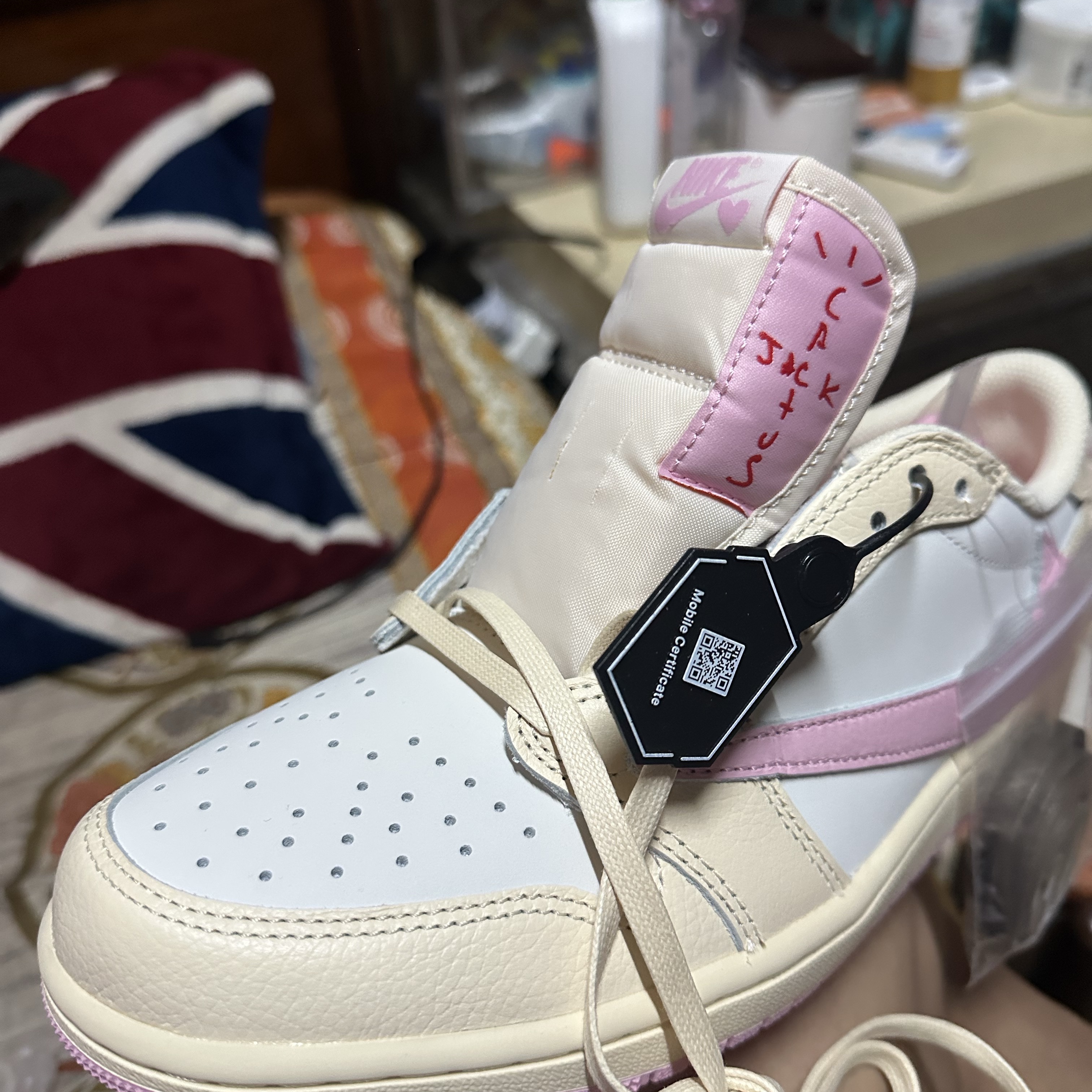 Jordan 1 x Travis Scott Retro Low OG SP Muslin Shy Pink 착용 스타일 - 5