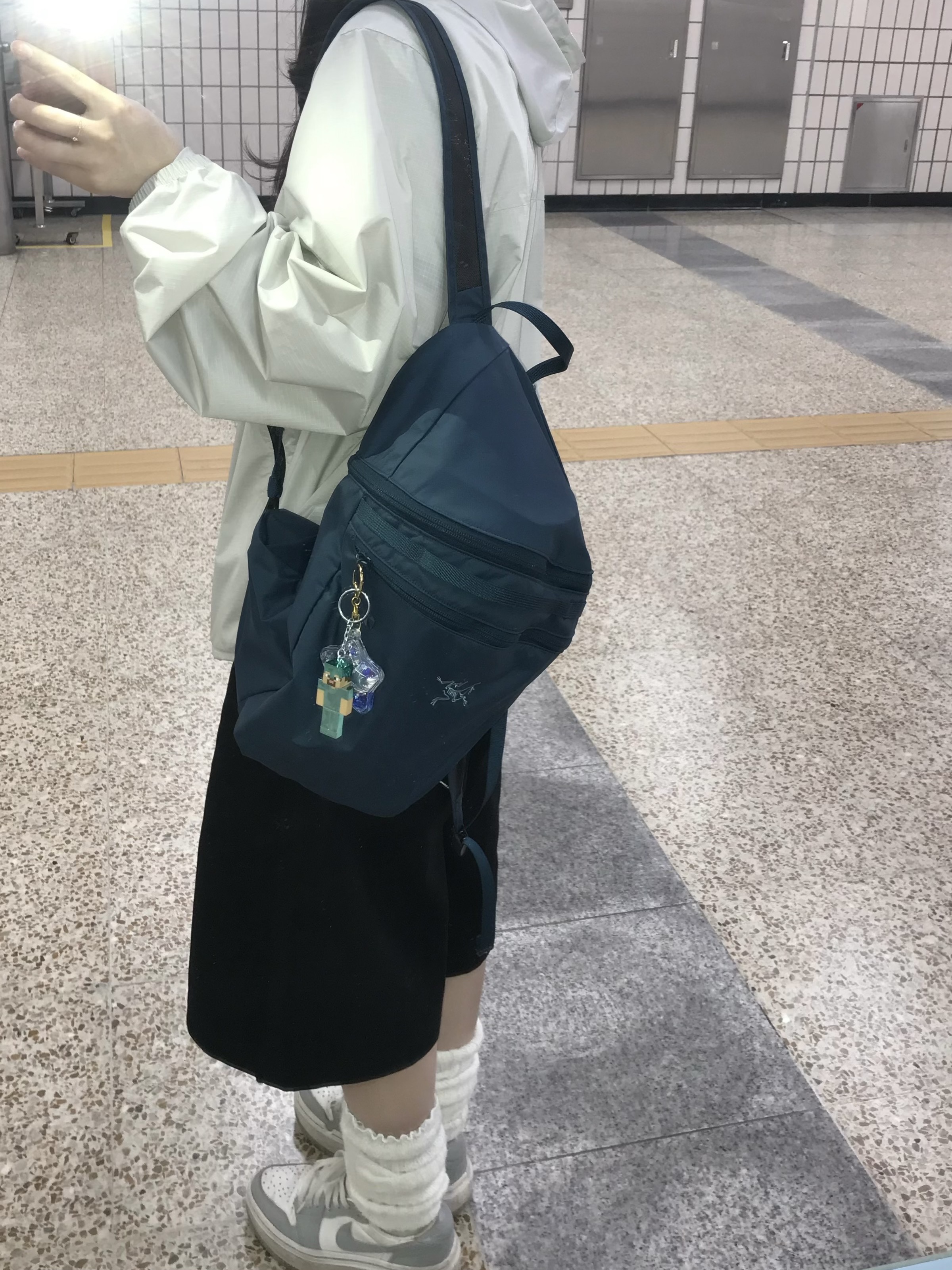 Arc'teryx Heliad 15 Backpack Nightscape, Thisisneverthat T-Light Jacket Grey 착용 스타일 - 1