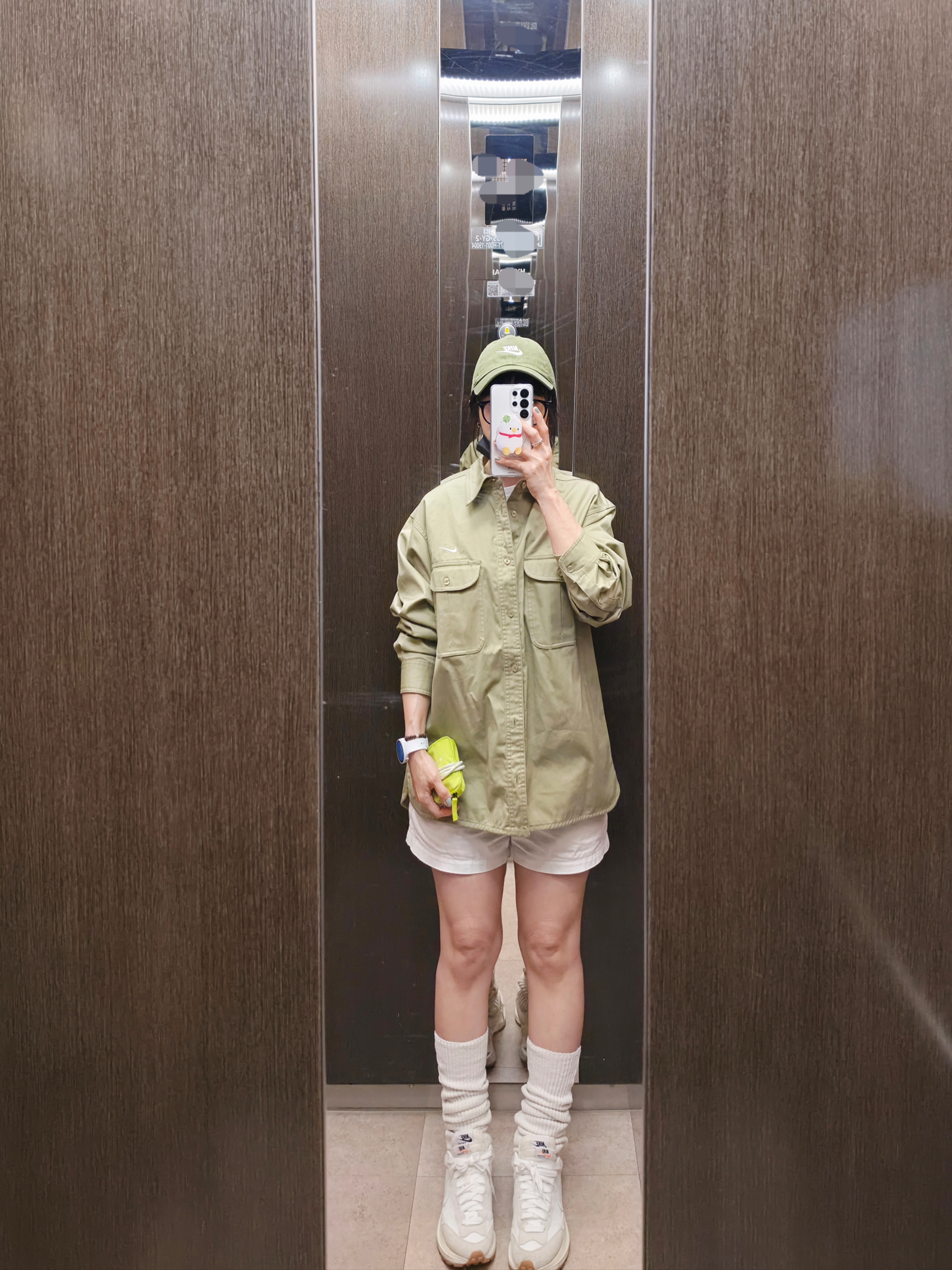 Nike x Sacai VaporWaffle White and Gum, Polo Ralph Lauren Women Chino Twill Short White 착용 스타일