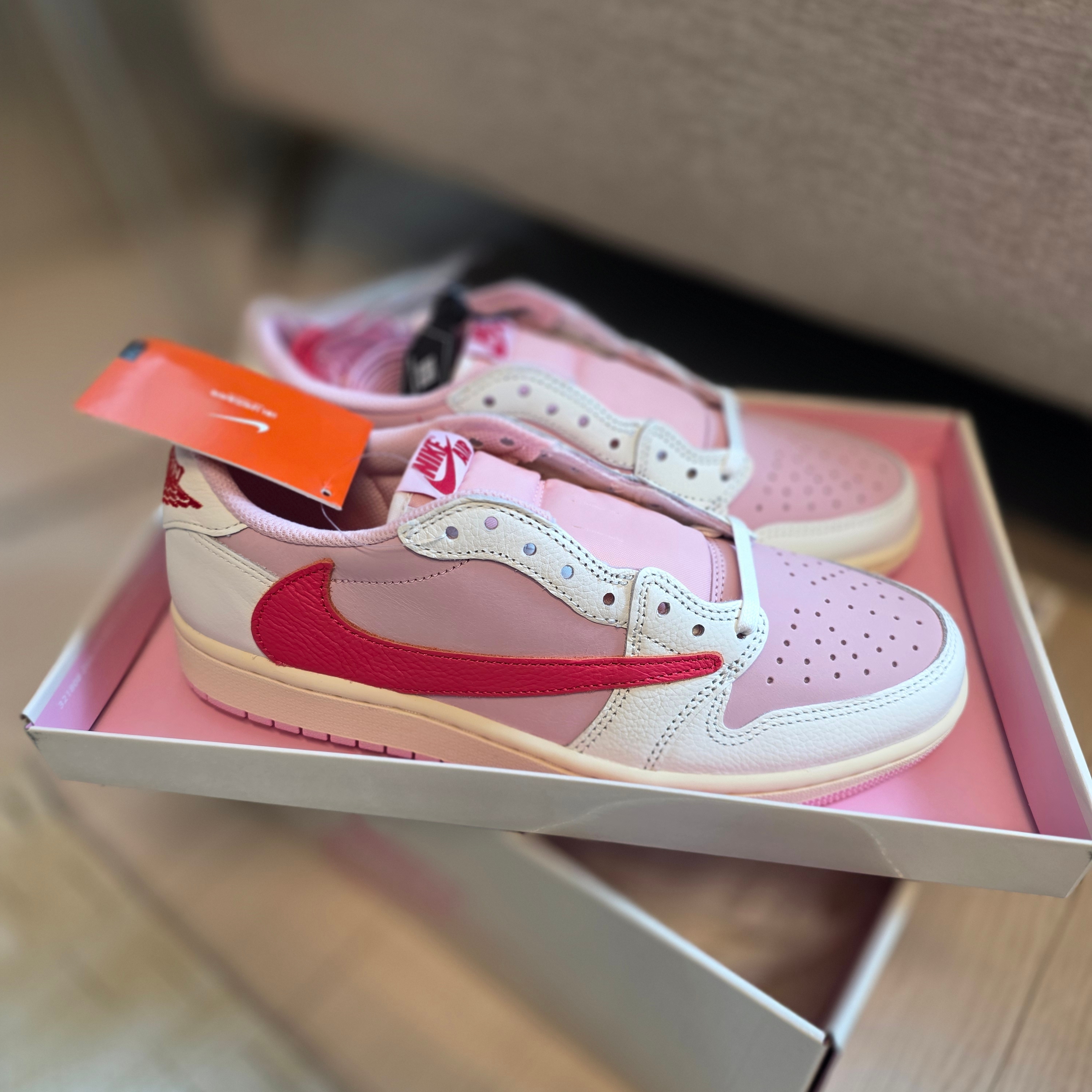 Jordan 1 x Travis Scott Retro Low OG SP Sail Tropical Pink 착용 스타일