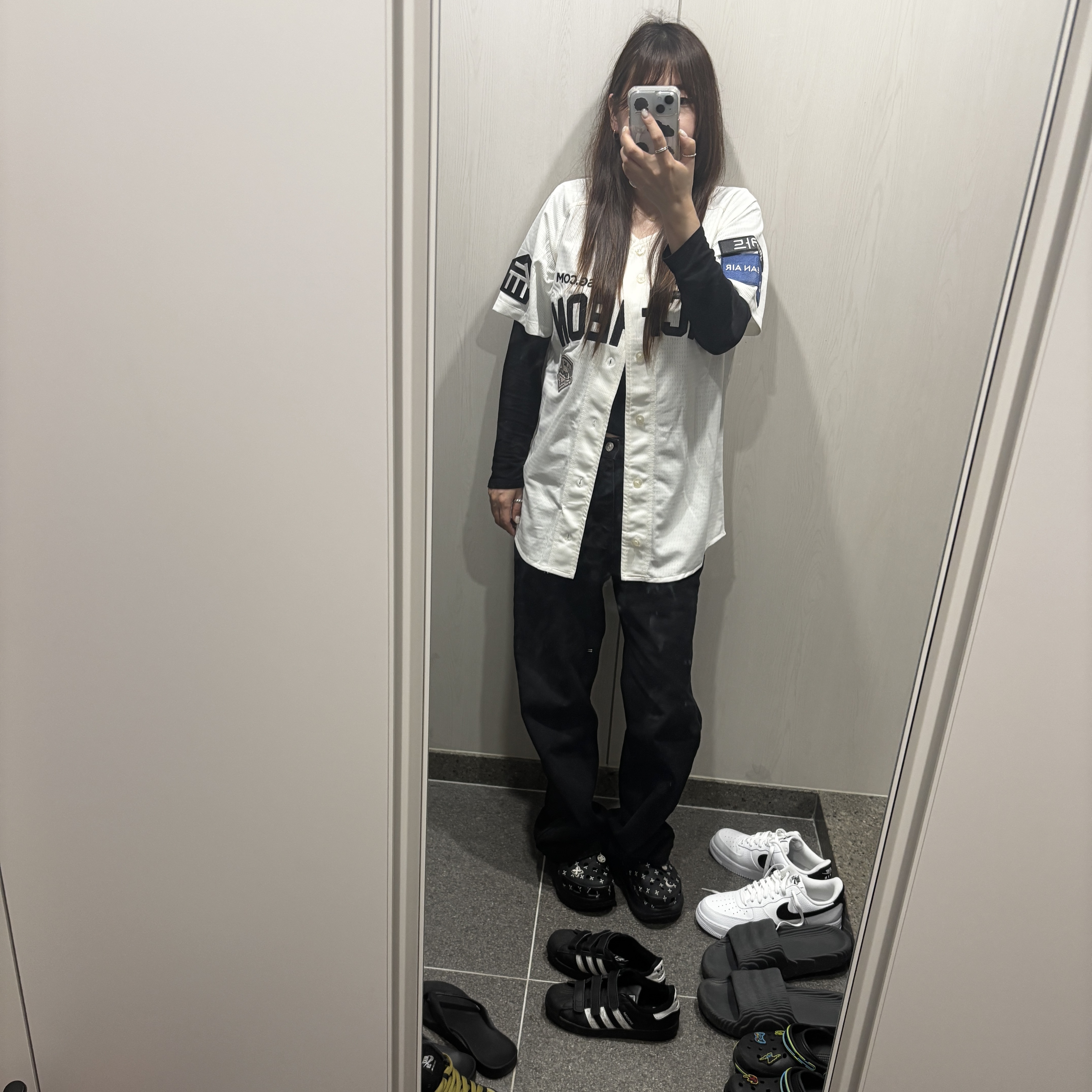SSG Landers Replica Incheon Uniform White (Non Marking Ver.), (W) Crocs x SMFK Compass Clog Black 착용 스타일