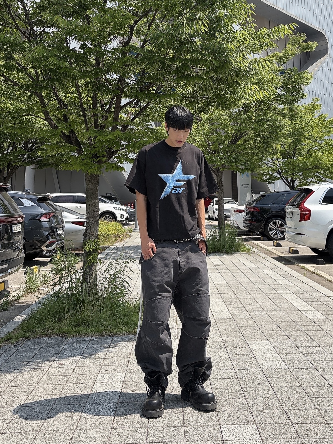 Farfromwhat Far Star Logo T-Shirts Black 착용 스타일 - 3